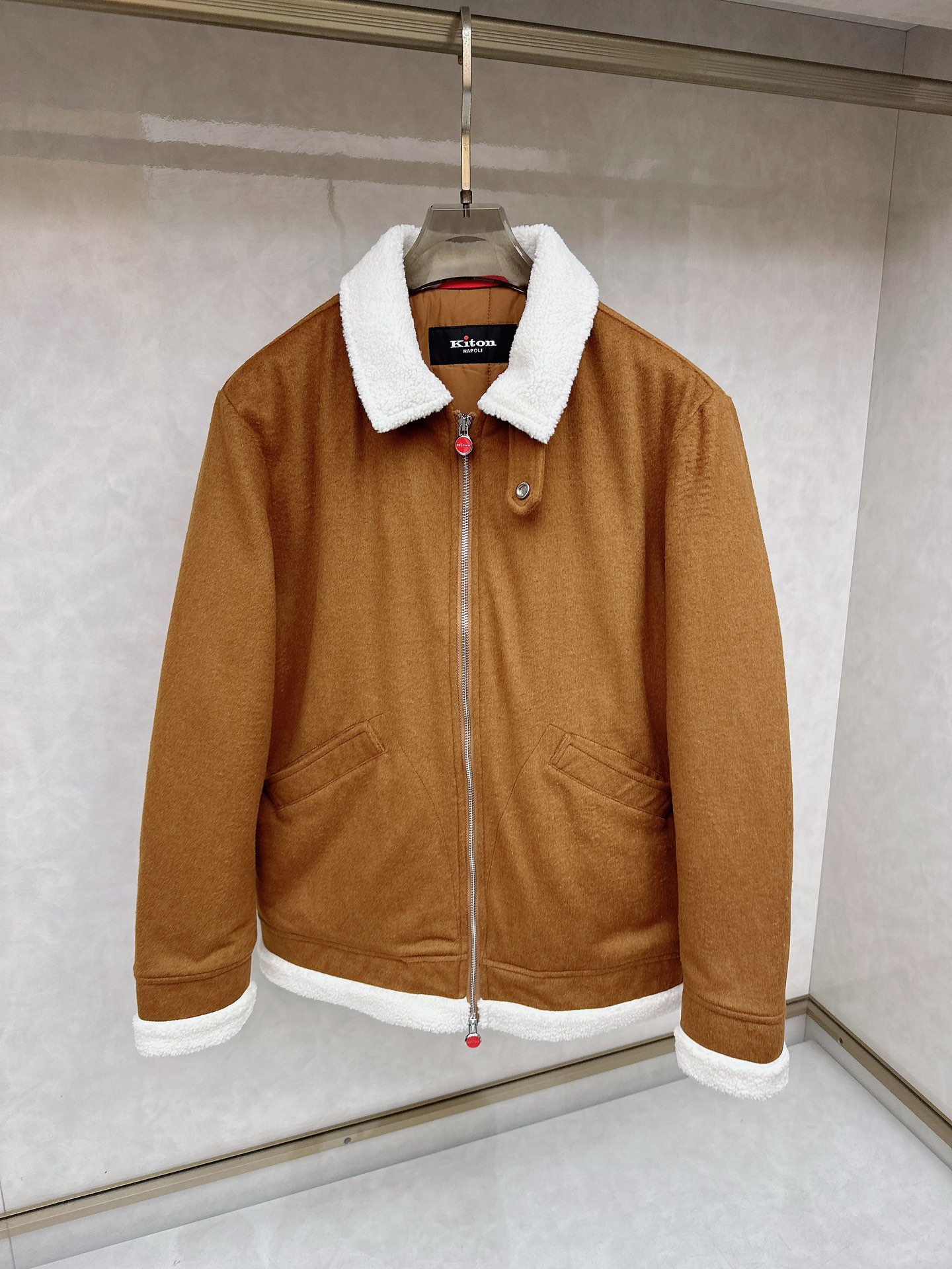 NO:654448,Kiton new model is coming!  The wool-blend cashmere men's quilted fur collar is simple yet elegant. It has become an indispensable button embellishment in the wardrobe and adds a touch of bright color. This design is not only in line with the current fashion trend, but also shows the brand's keen capture and unique interpretation of fashion elements. Kiton  More than just a brand, it represents one of the highest artistic achievements of hand-made customization. It combines Italy's long tradition of craftsmanship, the persistent pursuit of top-quality materials and the infinite demands for perfect details, creating comfortable and elegant products that can be called works of art for gentlemen who pursue the ultimate. Owning a Kiton is one of the ultimate manifestations of taste, wealth and the pursuit of excellence in life. This model is made of this characteristic Maillard fabric, with a matching lamb collar, comfortable and refined to wear. It has two slant pockets, harmoniously blending the characteristic fabric with the functional design.  In terms of details, the cuffs and tails are designed with lamb wool, which highlights the characteristics of the entire piece and sets off the entire silhouette. It seems simple, but in fact it is amazing. The workmanship everywhere on the body is perfect in detail. Color Khaki Size M-3XL (48-56), alexander wang19860909Kiton 新款来袭！羊毛混纺羊绒男士式夹棉毛领,整体简约而不失优雅,成为衣橱中不可或缺纽扣的点缀为其增添了一抹亮色.这种设计不仅符合当下的时尚潮流,也展现了品牌对于时尚元素的敏锐捕捉和独特诠释. Kiton 不仅仅是一个品牌,它代表着手工定制的最高艺术成就之一.它融合了意大利悠久的手工传统、对顶级材料的执着追求和对完美细节的无限苛求,为追求极致的绅士们打造出舒适优雅、堪称艺术品的.拥有一件 Kiton,是品味、财富和对卓越生活追求的终极体现之一. 这款采用这种特色美拉德面料制成,搭配式羊羔领,穿着舒适精致.设有两个斜插口袋,将特色面料与功能设计和谐相融. 细节之处,袖口衣尾设计了羊羔毛,提亮的整个一件的特色之处,衬托的整个版型也是极为出色,看似简单,实则让人惊艳,浑身上下的各处做工都是完美的细节彰显. 颜色卡其 码数M-3XL（48-56）,,alexander wang,Men's clothing