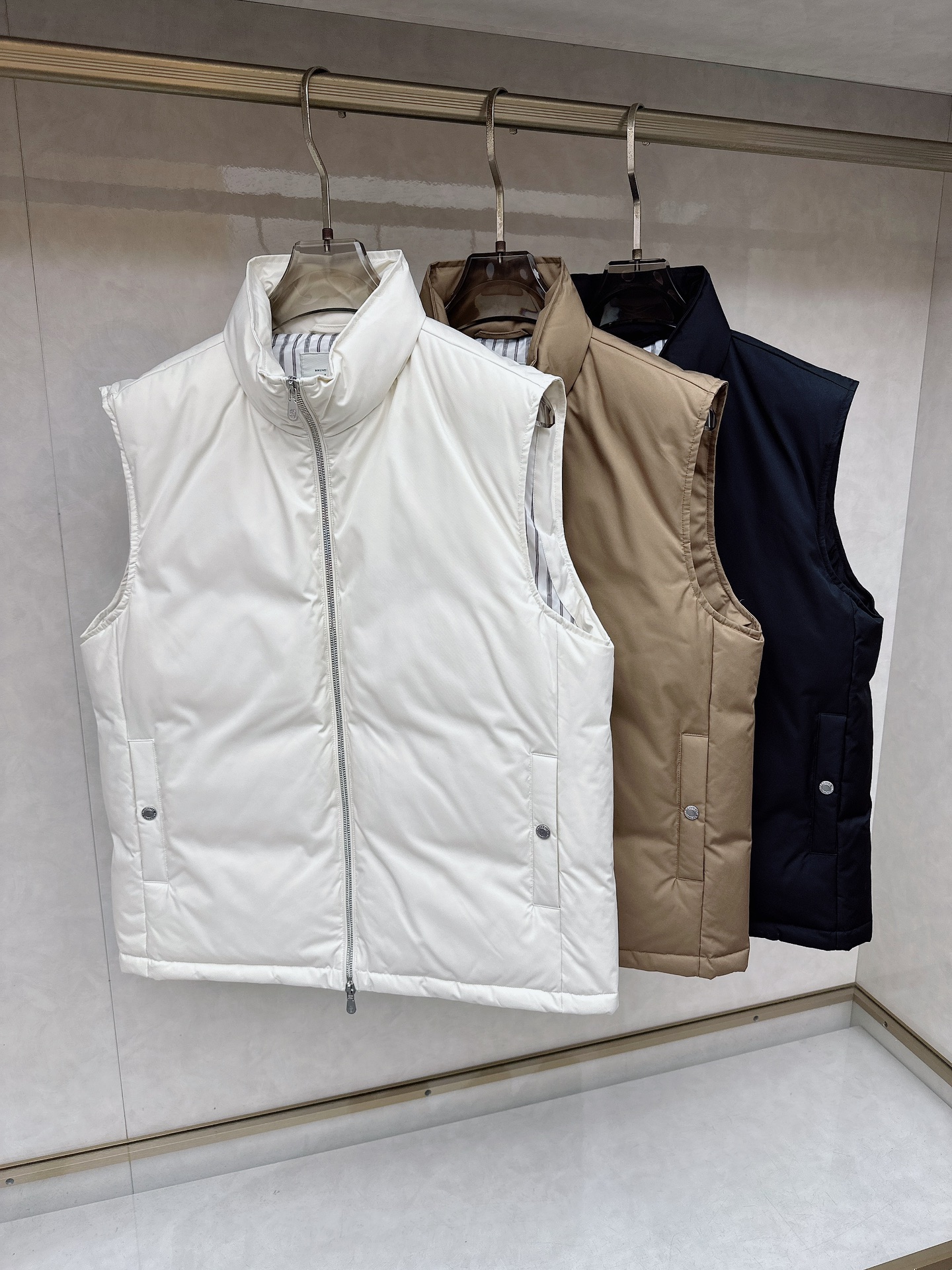 NO:654453,Brunello Cucineli (BC) small stand-up collar down vest, foreign trade order, top quality. Simple and neat stand-up collar vest, half-high collar simple design. Large body H-shaped cut. Left and right sides are cut and spliced. The armholes are enlarged. The compatibility is great for inner wear. The overall is minimalist. The outer polyester fiber fabric is delicate and full but still crisp, the color is low-key and high-end, and it is high-density windproof!  The lining is cupro fiber. The lining is filled with 90% goose down and duck down. The down is large, with few feather stalks, and is as light as a cloud without weighing down the body. The lining is filled with locking velvet. High bulkiness, double zipper door. M-3XL,, brunello cucinelli, down jacket, alexander wang19860909Brunello Cucineli（BC）小立领羽绒马甲 外贸订单 顶级品质 精简利落的立领马甲,半高领简约设计. 大身H型剪裁.左右侧身立裁拼接. 袖笼做了加大尺寸的设计. 对内搭的兼容度极大.整体极简. 外层聚酯纤维面料细腻饱满却不失挺括感,色泽低调高级,兼顾高密防风！ 内里布铜氨纤维. 内里填充绒子含量90鹅绒鸭绒. 绒朵大,羽梗少,云朵般轻盈不压身. 内里锁绒格充.蓬松度高,双拉链门.M-3XL,,brunello cucinelli,down jacket,alexander wang,Men's clothing