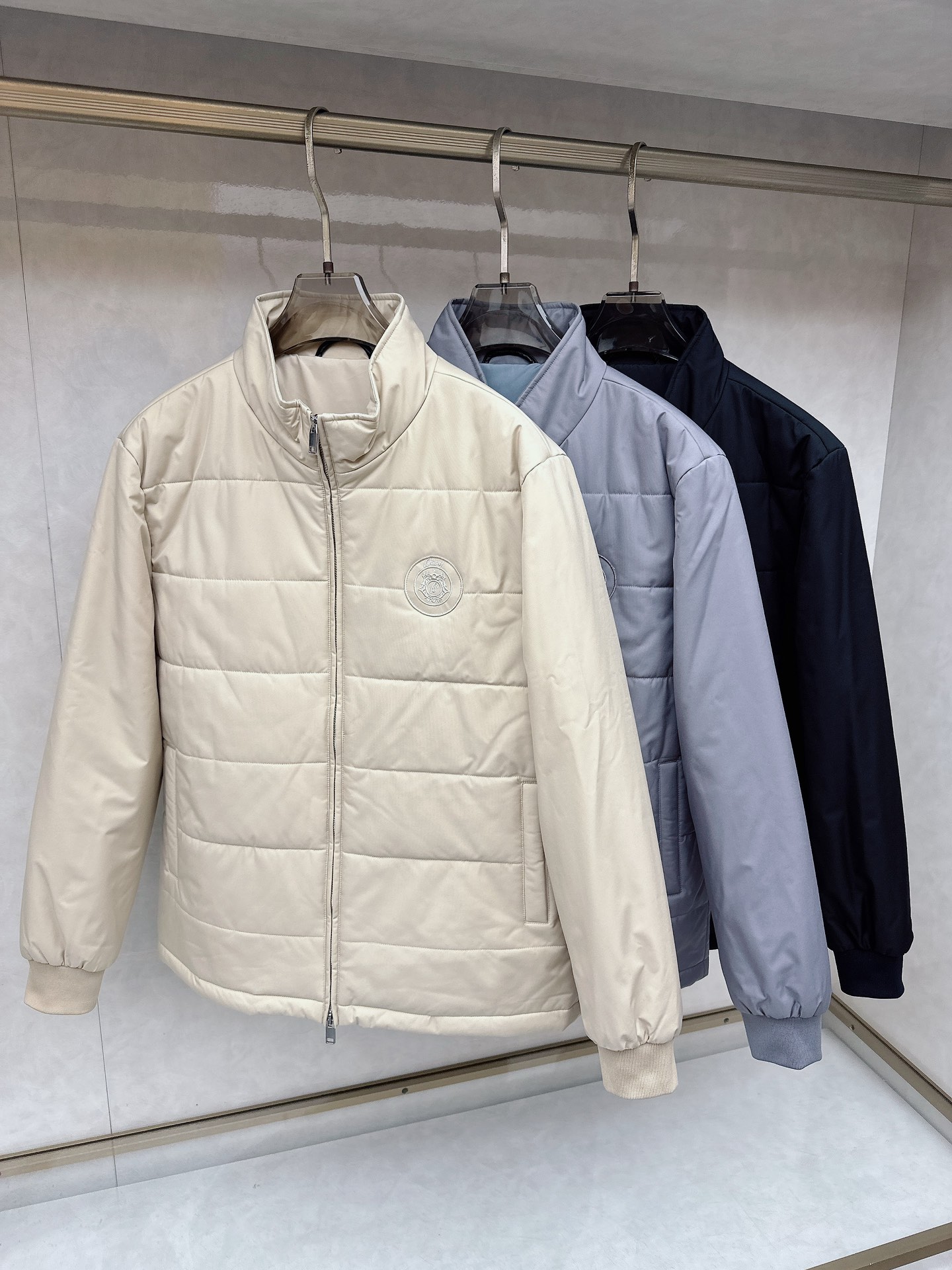 NO:654458,Brioni stand-collar zipper cotton jackets are windproof, waterproof and warm. They can easily cope with cold winters and are lightweight. With its exquisite craftsmanship and excellent quality, Brioni has launched a new series of cotton jackets to bring you unparalleled warmth and luxury experience in the cold season.  High-quality fabrics are selected, and the outer layer is made of windproof and waterproof material, which can effectively resist the harsh weather outside, keeping you dry and comfortable in rainy and snowy days. The inner filling is high-quality, light and warm, providing you with all-round care, as if you are in a warm embrace. The brand designed by Brioni has a consistent simple and elegant style. The neat tailoring and smooth lines are not only ergonomic, but also show the wearer's upright posture.  The exquisite details and unique badge embroidery add a sense of luxury to the whole; the high-quality zipper is smooth and durable, and extremely convenient to use; the careful design of the cuffs and collar effectively prevents cold wind from intruding, further improving the thermal performance. Whether it is a business trip or a casual party, it allows you to easily match various clothing to show your unique taste and elegance!  Color Black Gray Apricot Size M-3XL (48-56),,alexander wang19860909brioni 布莱奥尼立领拉链棉服,防风防水又保暖,轻松应付寒冬,又轻便,布莱奥尼以其精湛的工艺和卓越的品质,推出全新棉服系列,为您在寒冷的季节里带来无与伦比的温暖与奢华体验. 精选高品质的面料,外层采用防风防水材质,有效抵御外界恶劣天气,让您在雨雪纷飞的日子里依然保持干爽舒适.内里填充优质,轻盈而保暖,为您提供全方位的呵护,仿佛置身于温暖的怀抱. 布里奥尼设计的品牌一贯的简约优雅风格.利落的剪裁,线条流畅,既符合人体工程学,又能展现穿着者的挺拔身姿. 精致的细节之处,独特的徽章刺绣,为整体增添了一份奢华感；高品质的拉链,顺滑耐用,使用起来极为方便；袖口和领口处的精心设计,有效防止冷风灌入,进一步提升了保暖性能. 无论是商务出行还是休闲聚会,它都能让您轻松搭配各种服饰,展现您的独特品味与优雅！ 颜色黑色 灰色 杏色 码数M-3XL（48-56）,,alexander wang,Men's clothing