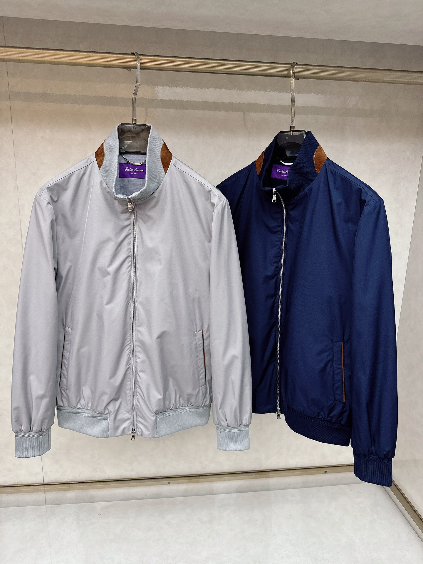 NO:654463,Ralph Lauren Purple Label Collection is here!  A classic outdoor zippered jacket. When commuting in the city encounters sudden wind and rain, or when you need to carry it lightly on weekend hikes, this Purple Label series outdoor jacket can be used at any time. It is made of specially selected polyester fiber fabrics supplied by customers and has its own lightweight properties - it can be packed into a backpack without taking up space. The upper body can withstand moderate winds and short-term showers, and the water vapor can quickly evaporate without sweating.  The silhouette is neatly tailored for outdoor use, with a slightly loose silhouette that doesn't flatter your body shape. It won't look bulky when worn with a sweater or a thin sweatshirt. The custom-made two-way metal zipper is smooth and durable, with a stand-up collar design, and the collar is spliced with leather fabrics. The temperature can be locked in the moment it is closed, making it easier to deal with the temperature difference between morning and evening. From the low-key combination of daily commuting, it is not only a classic jacket that 'stands up for the scene', but also a 'reliable' protective equipment - the texture of the Purple Label series!  Lining Wool Color Blue Gray Size M-3XL (48-56),,backpacks,hoodie,sweatshirts,jackets & coats,jackets & coats,sweaters,alexander wang19860909拉夫劳伦紫标系列来了哦！经典户外拉链款夹克外套,当城市通勤遇上突发风雨,当周末徒步需要轻便随行,这款紫标系列户外夹克都能随时上场. 精选选用客供聚酯纤维面料,自带轻量化特性——打包塞进背包不占空间,上身却能抵御中等风力与短时阵雨,水汽快速蒸发不闷汗. 版型利落户外剪裁,不挑身形的微宽松廓形,内搭毛衣或薄卫衣都不显臃肿；定制双向金属拉链顺滑耐用,搭配立领设计,领子拼接皮面料,拉合瞬间就能锁住温度,应对早晚温差更从容. 从日常通勤的低调搭配,它既是一件「撑场面」的经典夹克,更是一件「靠得住」的防护装备——紫标系列的质感！ 里料羊毛 颜色蓝色 灰色 码数M-3XL（48-56）,,backpacks,hoodie,sweatshirts,jackets & coats,jackets & coats,sweaters,alexander wang,Men's clothing