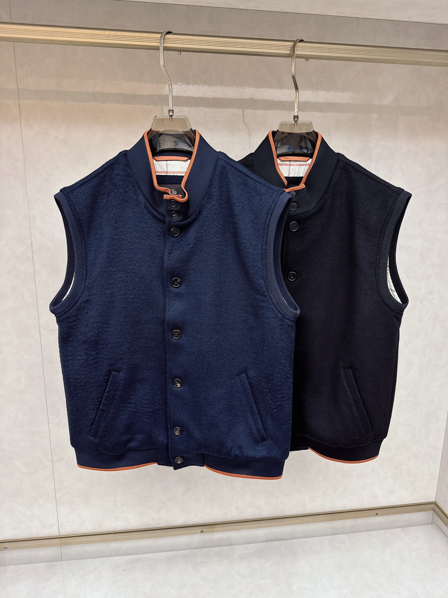 NO:654415,LP Noyo Panya's new men's cashmere is loved by men for its high-quality fabrics and fashionable design. It is usually made of light, soft and breathable fabrics, such as cashmere, wool blends, etc., to ensure comfort and warmth. The tailoring focuses on the balance between looseness and fit, showing a casual style without losing a sense of sophistication. The stand-up collar is spliced with brown fabric to embellish the highlights, making the collar more textured and three-dimensional, and the button design is also easy to put on and take off.  Selected high-quality 20% cashmere blended with 80% wool, the fabric makes the overall shape more three-dimensional and layered. At the same time, the brand also pays attention to details, and is carefully designed and produced to show high-quality craftsmanship. Water is a product that combines fashion and comfort. Both quality and design demonstrate the brand's pursuit of excellence!  Color Black Blue Size M-3XL (48-56),,loro piana,alexander wang19860909LP 诺悠翩雅 新款男士羊绒, 高品质的面料和时尚的设计而受到广大男士的喜爱, 这个通常采用轻薄柔软且透气的面料,如小羊绒、羊毛混纺等,确保穿着的舒适性和温暖度,剪裁上注重宽松与合身的平衡,既展现出休闲的风范,又不失精致感.立领拼接棕色面料点缀亮点,提高领子更加有质感与立体,纽扣设计也方便穿脱. 精选优质20羊绒混纺80羊毛,面料使得整体造型更加立体和富有层次感.同时,品牌也注重细节的处理,都经过精心设计和制作,展现出高品质的工艺水是一种兼具时尚与舒适度的产品,无论是品质还是设计都展现了品牌的卓越追求！ 颜色黑色 蓝色 码数M-3XL（48-56）,,loro piana,alexander wang,Men's clothing