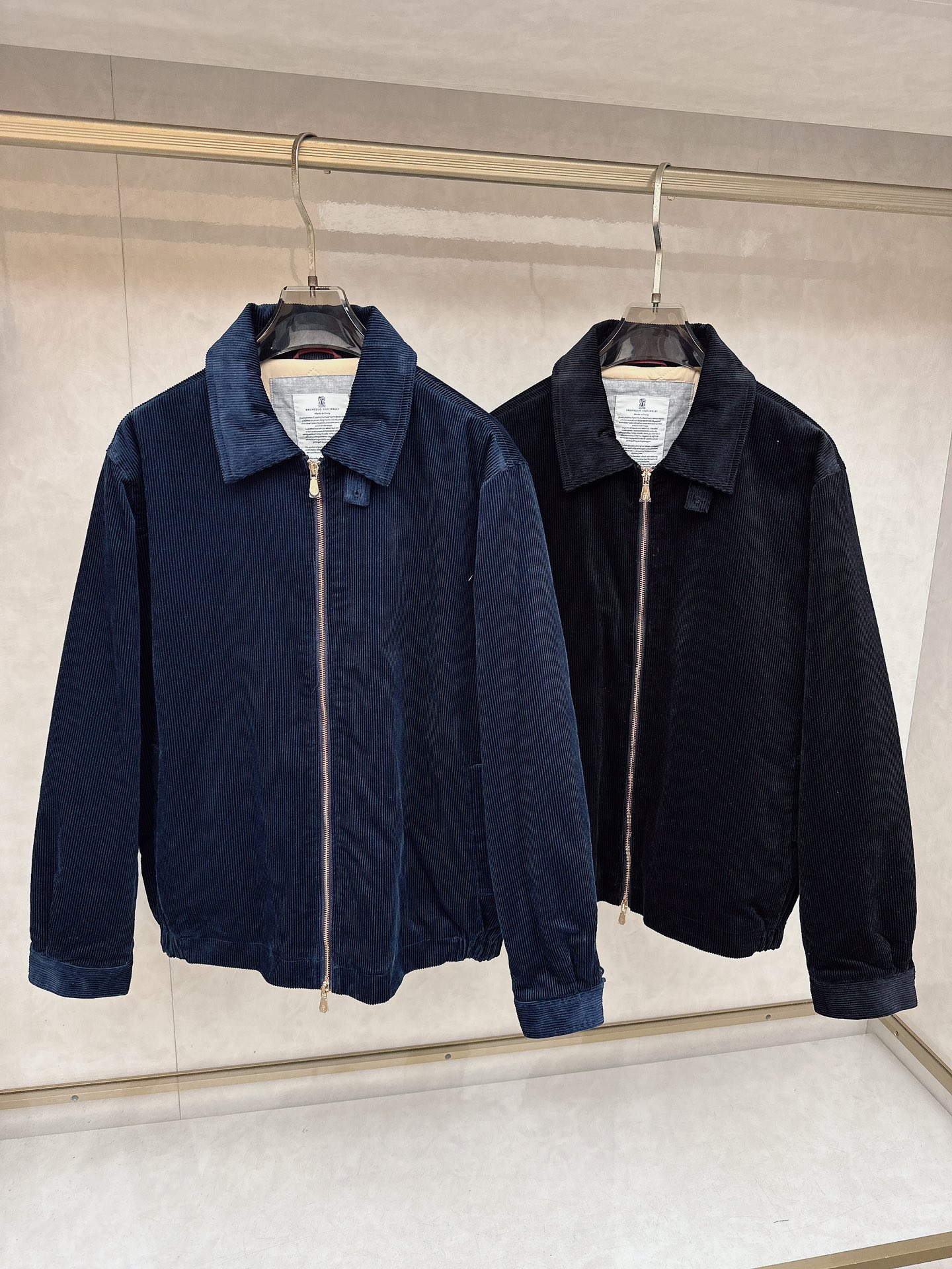 NO:654420,BC men's lapel corduroy fabric, men's business casual pilot, BC is known as the 'king of cashmere' and 'the real luxury goods in the world' of low-key luxury, the low-key aristocrat in the world, waterproof design corduroy style, simple and fashionable design, the brand focuses on integrating simplicity and fashion elements to create a product that meets daily wearing needs without losing personal charm. The selected corduroy fabric is water-repellent and extremely breathable and comfortable. It has strong breathability and excellent breathability. It feels very comfortable when worn without being stuffy.  The combination of the fine velvet strips of fine corduroy and cotton will produce a natural, soft luster, instead of the harsh reflection of chemical fiber, with a high-end texture. It has a metal zipper on the front and two slant pockets. You can feel its weight and super high quality when you get it!  The shape is exquisite and the fabric is outstanding. You can wear it and go out confidently!  Color Black Blue Size M-3XL (48-56),,alexander wang19860909BC 男士翻领灯芯绒面料,男士商务休闲飞行员,BC被称之为低调奢华的 “山羊绒之王” 和 “界真正的奢侈品”,界的低调贵族,防水设计灯芯绒式,简约时尚的设计,品牌注重将简约与时尚元素相融合,打造出既符合日常穿着需求又不失个性魅力的. 精选灯芯绒面料防泼水 极致的透气与舒适.呼吸感强透气性极佳.穿着时体感非常舒适,不闷热. 细灯芯绒的细腻绒条与棉的结合,会产生一种自然、柔和的光泽,而非化纤那种生硬的反光,质感高级 正面设计金属拉链,两个斜口袋,拿到手就能感受到其重量与超高品质了！版型考究,面料出众,穿上身就可以自信出场！ 颜色黑色 蓝色 码数M-3XL ( 48-56),,alexander wang,Men's clothing