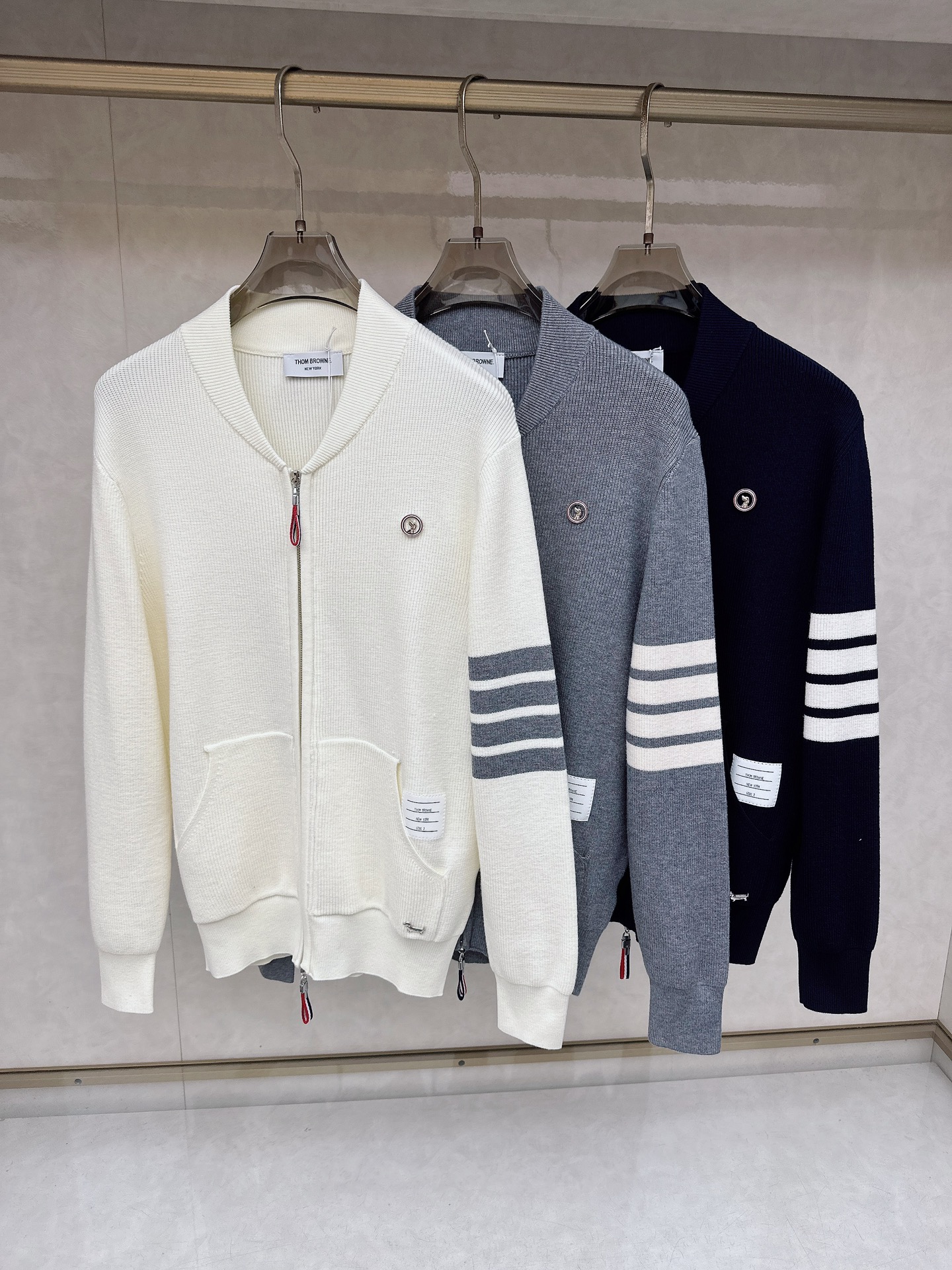 NO:646985,TB Tom Brown Autumn and Winter Men's Cardigan Jacket. The whole garment is custom-dyed with wool and cotton yarn. It feels soft and skin-friendly. It is finely knitted. It is produced by a high-quality factory. It feels incomparably good. You can feel its texture when you hold it in your hand. What you see is what you get. You can go out with any combination. It is very versatile, suitable for both business and leisure, and has a high-end sense!  Complete three standards, standard sizes 1-5 (M-3XL),,thom browne,jackets & coats,alexander wang19860909TB汤姆布朗 秋冬男士开衫外套 整衣定制定染含羊毛棉纱线,手感柔软质地亲肤,精细针织,上等品质大厂生产,手感无敌好,拿到手里就能感受出它的质感,所见即所得,随便搭配就能出门,很万能,商务休闲两不误,高级感拿捏！三标齐全 标准尺码1-5（M-3XL）,,thom browne,jackets & coats,alexander wang,Men's clothing