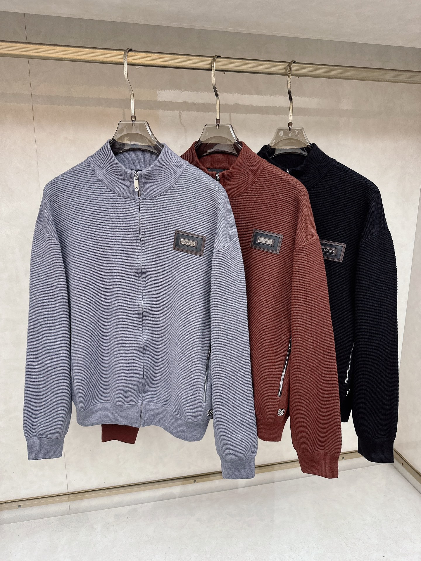 NO:646991,ZEGNA Men's Cardigan Jacket for Autumn and Winter. The whole garment is custom-dyed with wool-cotton yarn. It feels soft and skin-friendly. It is finely knitted. It is produced by a high-quality factory. It feels incomparably good. You can feel its texture when you hold it in your hand. What you see is what you get. You can match it with anything and go out. It is very versatile, suitable for both business and leisure, and has a high-end sense!  Three standard complete standard sizes M-3XL,,zegna,jackets & coats,alexander wang19860909ZEGNA杰尼亚 秋冬男士开衫外套 整衣定制定染含羊毛棉纱线,手感柔软质地亲肤,精细针织,上等品质大厂生产,手感无敌好,拿到手里就能感受出它的质感,所见即所得,随便搭配就能出门,很万能,商务休闲两不误,高级感拿捏！三标齐全 标准尺码M-3XL,,zegna,jackets & coats,alexander wang,Men's clothing