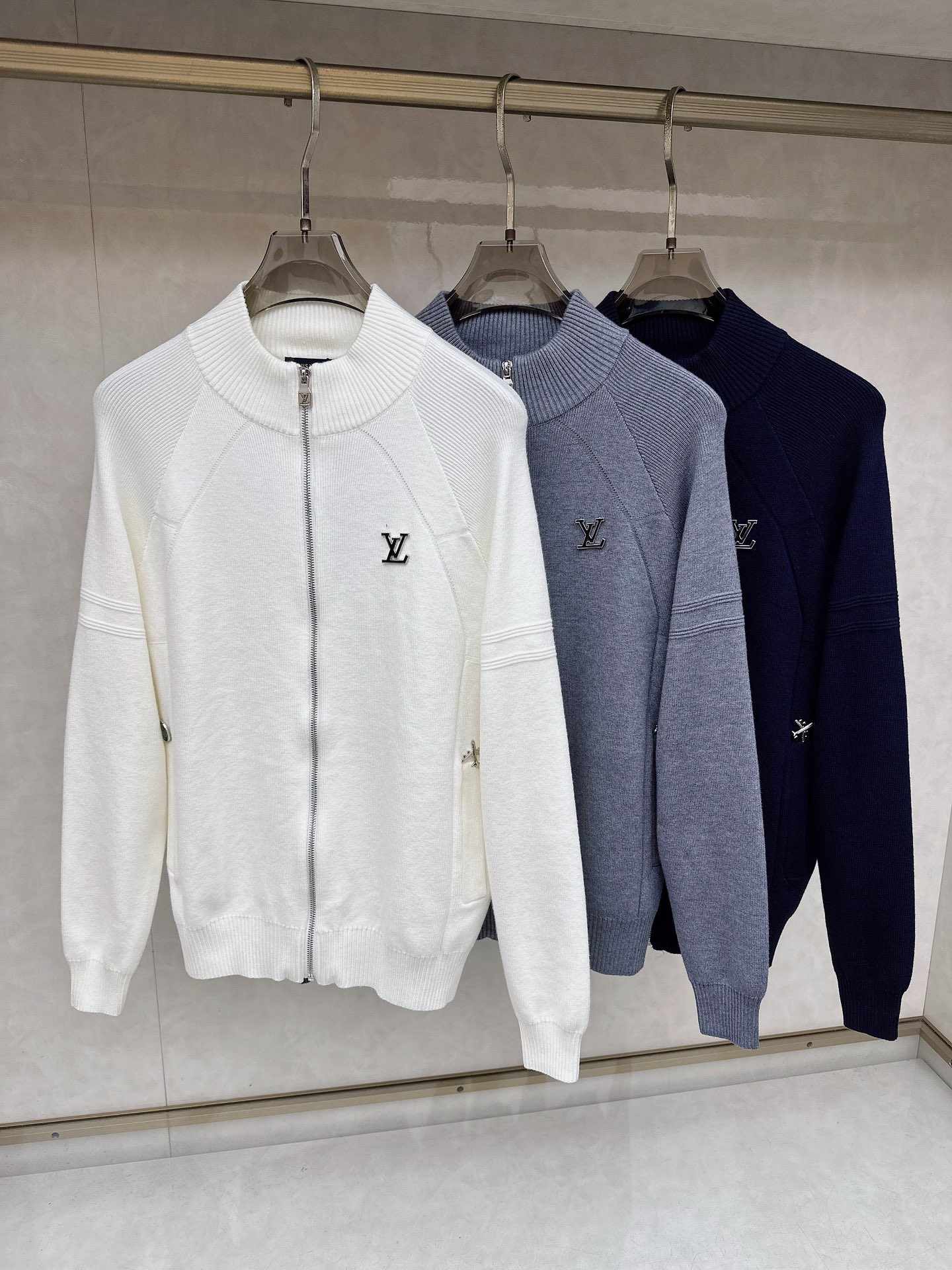 NO:646997,LV autumn and winter men's cardigan jacket, custom-dyed with wool-cotton yarn, soft to the touch and skin-friendly, fine knitting, produced by a high-quality factory, has an incomparable hand feel, you can feel its texture when you hold it in your hand, what you see is what you get, you can go out with any combination, it is very versatile, suitable for both business and leisure, and has a high-end sense!  Complete three standards, standard sizes 1-5 (M-3XL), Louis Vuitton, jackets & coats, Alexander Wang19860909LV 秋冬男士开衫外套 整衣定制定染含羊毛棉纱线,手感柔软质地亲肤,精细针织,上等品质大厂生产,手感无敌好,拿到手里就能感受出它的质感,所见即所得,随便搭配就能出门,很万能,商务休闲两不误,高级感拿捏！三标齐全 标准尺码1-5（M-3XL）,,louis vuitton,jackets & coats,alexander wang,Men's clothing