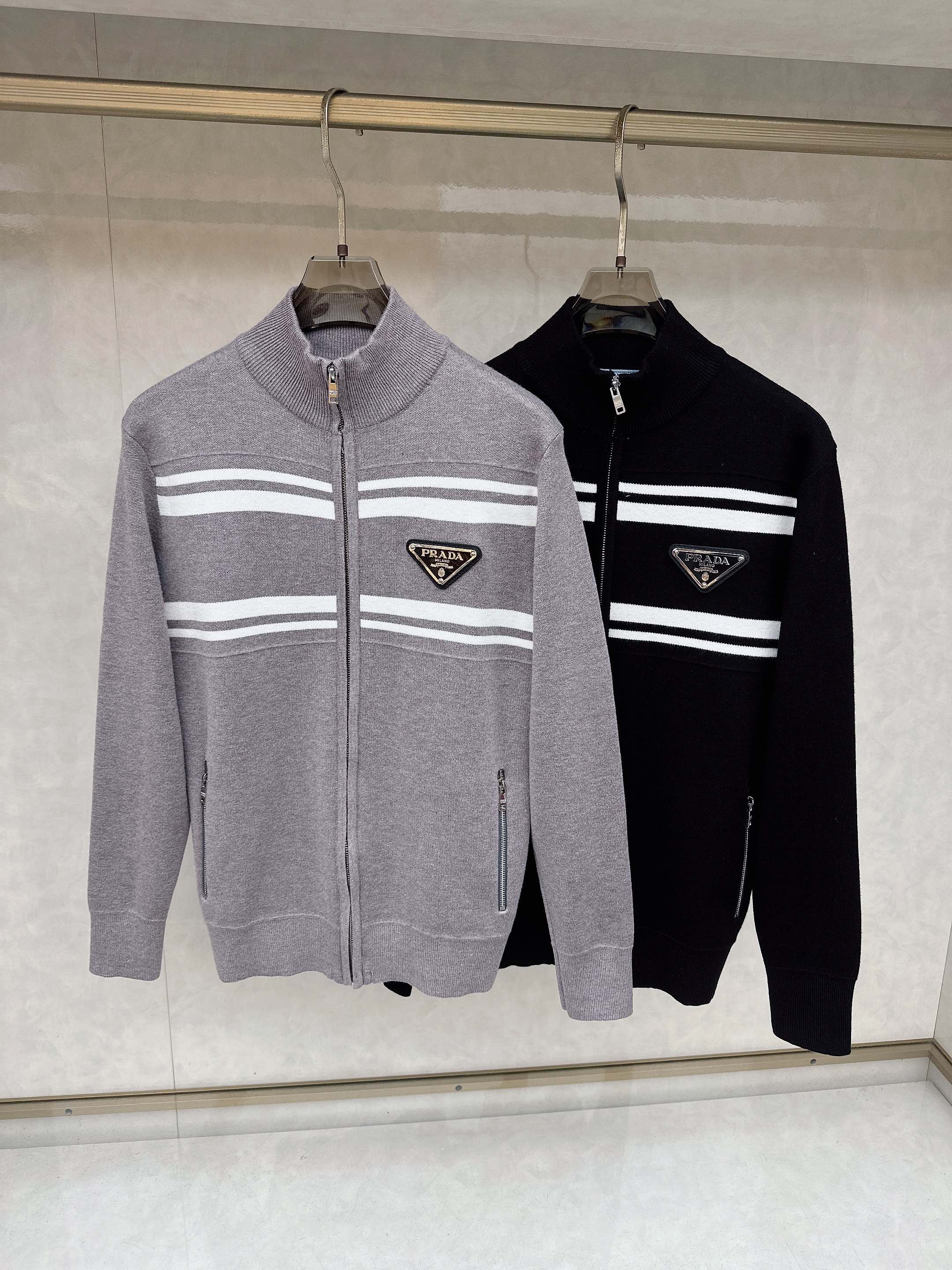 NO:646949,Prada Autumn and Winter Men's Cardigan Jacket, custom-dyed with wool-cotton yarn, soft to the touch and skin-friendly, finely knitted, produced in a high-quality factory, feels incomparably good, you can feel its texture when you hold it in your hand, what you see is what you get, you can go out with any combination, it is very versatile, suitable for both business and leisure, and has a high-end sense!  Complete three standards, standard sizes 1-5 (M-3XL), prada, jackets & coats, alexander wang19860909普拉达 秋冬男士开衫外套 整衣定制定染含羊毛棉纱线,手感柔软质地亲肤,精细针织,上等品质大厂生产,手感无敌好,拿到手里就能感受出它的质感,所见即所得,随便搭配就能出门,很万能,商务休闲两不误,高级感拿捏！三标齐全 标准尺码1-5（M-3XL）,,prada,jackets & coats,alexander wang,Men's clothing