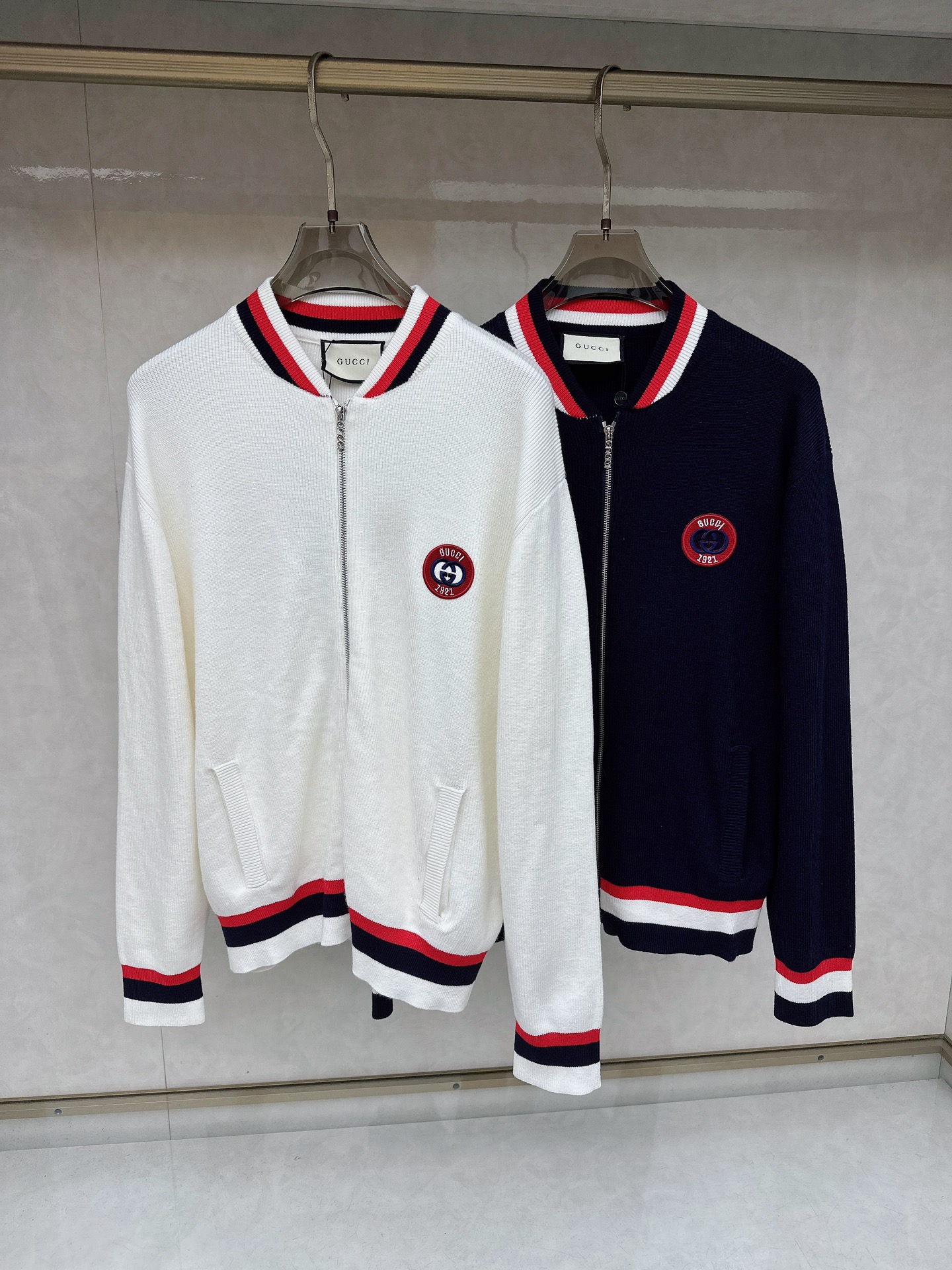 NO:646954,Gucci Autumn and Winter Men's Cardigan Jacket, custom-dyed with wool-cotton yarn, soft to the touch and skin-friendly, finely knitted, produced in a high-quality factory, feels incomparably good, you can feel its texture when you hold it in your hand, what you see is what you get, you can go out with any combination, it is versatile, suitable for both business and leisure, and has a high-end feel!  Complete three standards, standard sizes 1-5 (M-3XL), jackets & coats, alexander wang19860909古奇 秋冬男士开衫外套 整衣定制定染含羊毛棉纱线,手感柔软质地亲肤,精细针织,上等品质大厂生产,手感无敌好,拿到手里就能感受出它的质感,所见即所得,随便搭配就能出门,很万能,商务休闲两不误,高级感拿捏！三标齐全 标准尺码1-5（M-3XL）,,jackets & coats,alexander wang,Men's clothing