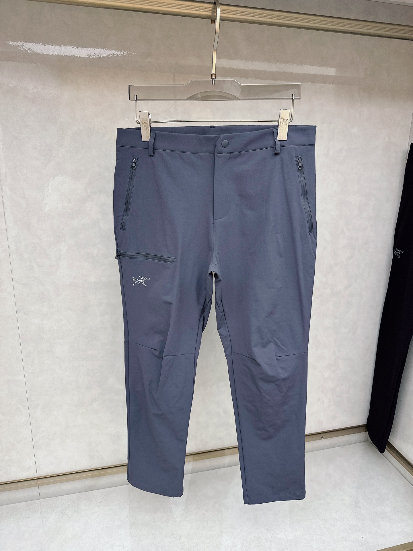 NO:646959,Arc'teryx autumn and winter plus velvet casual outdoor pants are jointly designed with the brand's creative techniques to deconstruct and reshape classic sports clothing elements. It is simple but not monotonous. The overall style is still cool. They are all OS straight-type flat-legged pants!  Velvet lining M-4XL,arc'teryx,alexander wang19860909始祖鸟秋冬加绒装休闲户外裤共同打造设计以品牌擅长的创意手法 重新解构并重塑了运动经典服饰元素 简约而不单调 整体风格还是酷酷的风格  皆是OS直桐型平脚裤子！内里加绒M-4XL,arc'teryx,alexander wang,Men's clothing