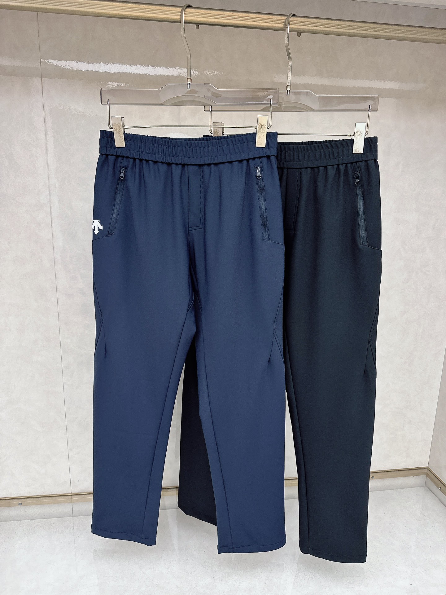 NO:646964,Descente's autumn and winter velvet casual outdoor pants are jointly designed with the brand's creative techniques to deconstruct and reshape classic sports clothing elements. It is simple but not monotonous. The overall style is still cool. They are all OS straight-shaped flat-leg pants!  Velvet lining M-4XL,, 19860909迪桑特 秋冬加绒装休闲户外裤共同打造设计以品牌擅长的创意手法 重新解构并重塑了运动经典服饰元素 简约而不单调 整体风格还是酷酷的风格  皆是OS直桐型平脚裤子！内里加绒M-4XL,, ,Men's clothing