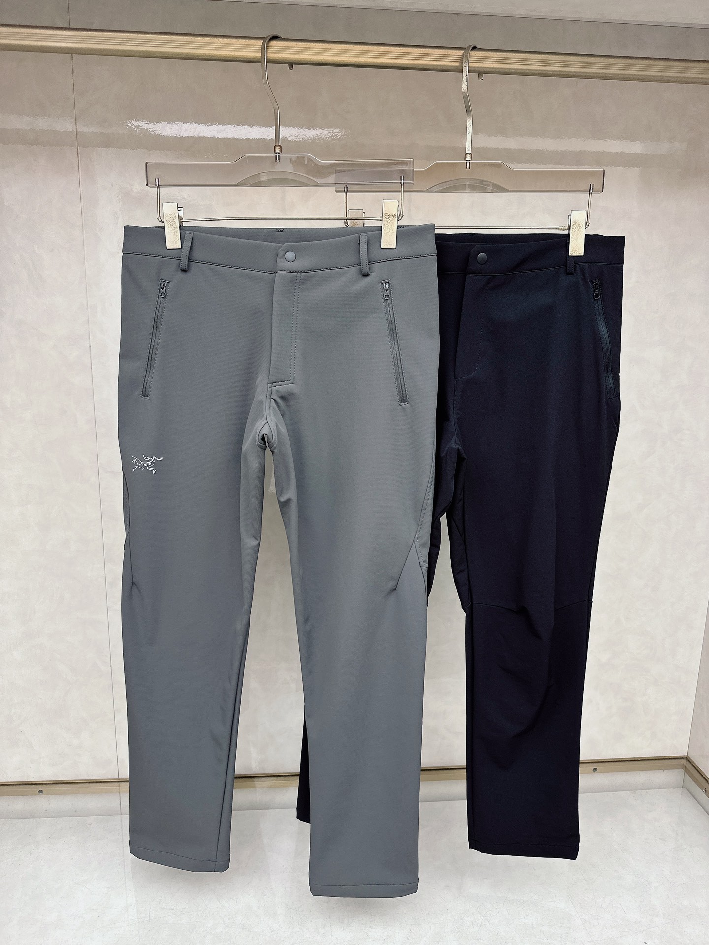 NO:646969,Arc'teryx autumn and winter plus velvet casual outdoor pants are jointly designed with the brand's creative techniques to deconstruct and reshape classic sports clothing elements. It is simple but not monotonous. The overall style is still cool. They are all OS straight-type flat-legged pants!  Velvet lining M-4XL,arc'teryx,alexander wang19860909始祖鸟秋冬加绒装休闲户外裤共同打造设计以品牌擅长的创意手法 重新解构并重塑了运动经典服饰元素 简约而不单调 整体风格还是酷酷的风格  皆是OS直桐型平脚裤子！内里加绒M-4XL,arc'teryx,alexander wang,Men's clothing