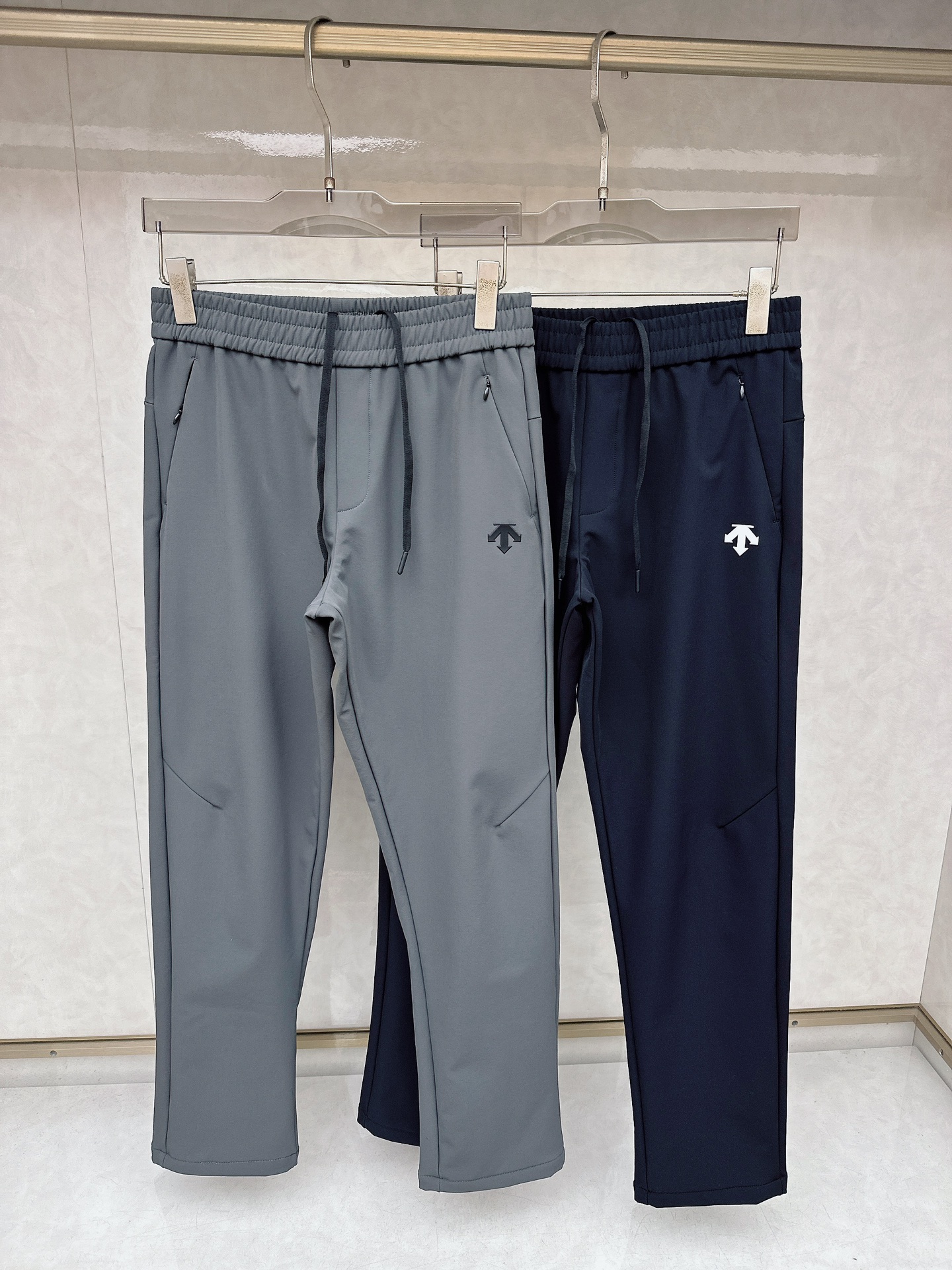NO:646974,Descente's new autumn and winter casual pants!  On sale simultaneously on the official website. Brand classic LOGO casual pants, customized fabrics, excellent comfort, strong touch. Highly recognizable, perfect appearance and craftsmanship. Sizes M-4XL,,  19860909迪桑特 秋冬新款休闲裤！官网同步发售.品牌经典LOGO休闲裤 ,定制面料,舒适度极好,手触感强烈.辨识度极高,完美品相工艺. 尺码M-4XL,, ,Men's clothing