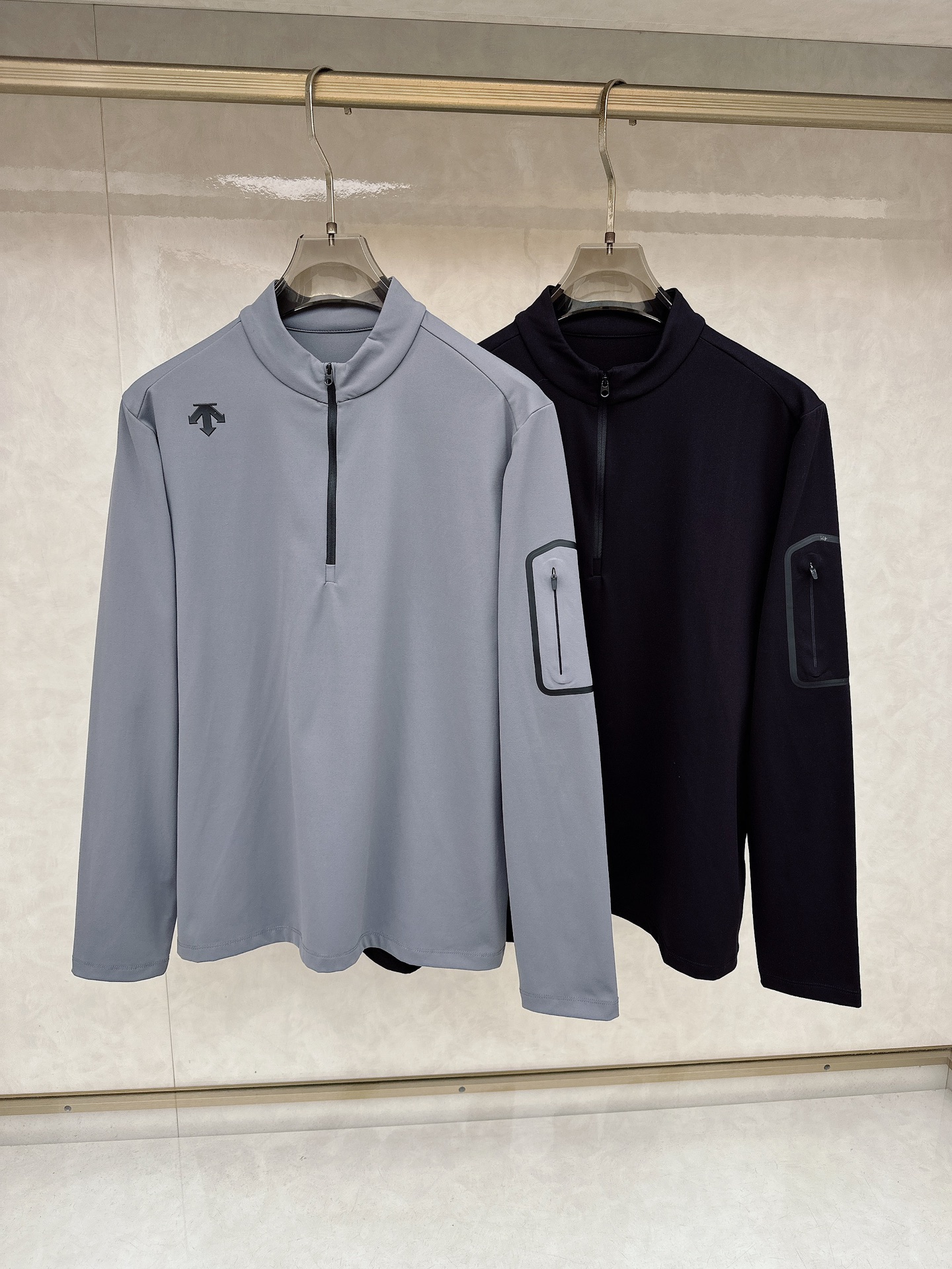 NO:646984,Descente's new autumn and winter long-sleeved stand-up collar shirt is the elegant and stylish first choice for men in autumn and winter. Long-sleeved lapel shirt, a high-end simple series of shirts that can be worn all year round!  The upper body is crisp and stylish, and it doesn’t look out of place when worn alone!  Size M-4XL,,alexander wang19860909迪桑特 秋冬新款长袖立领衫,男人秋冬季优雅高大尚首选单品长袖翻领,可以穿一整年的衫高端简约系列 ！上身挺括有型,单穿内搭毫无违和感！码数Ｍ-4XL,,alexander wang,Men's clothing