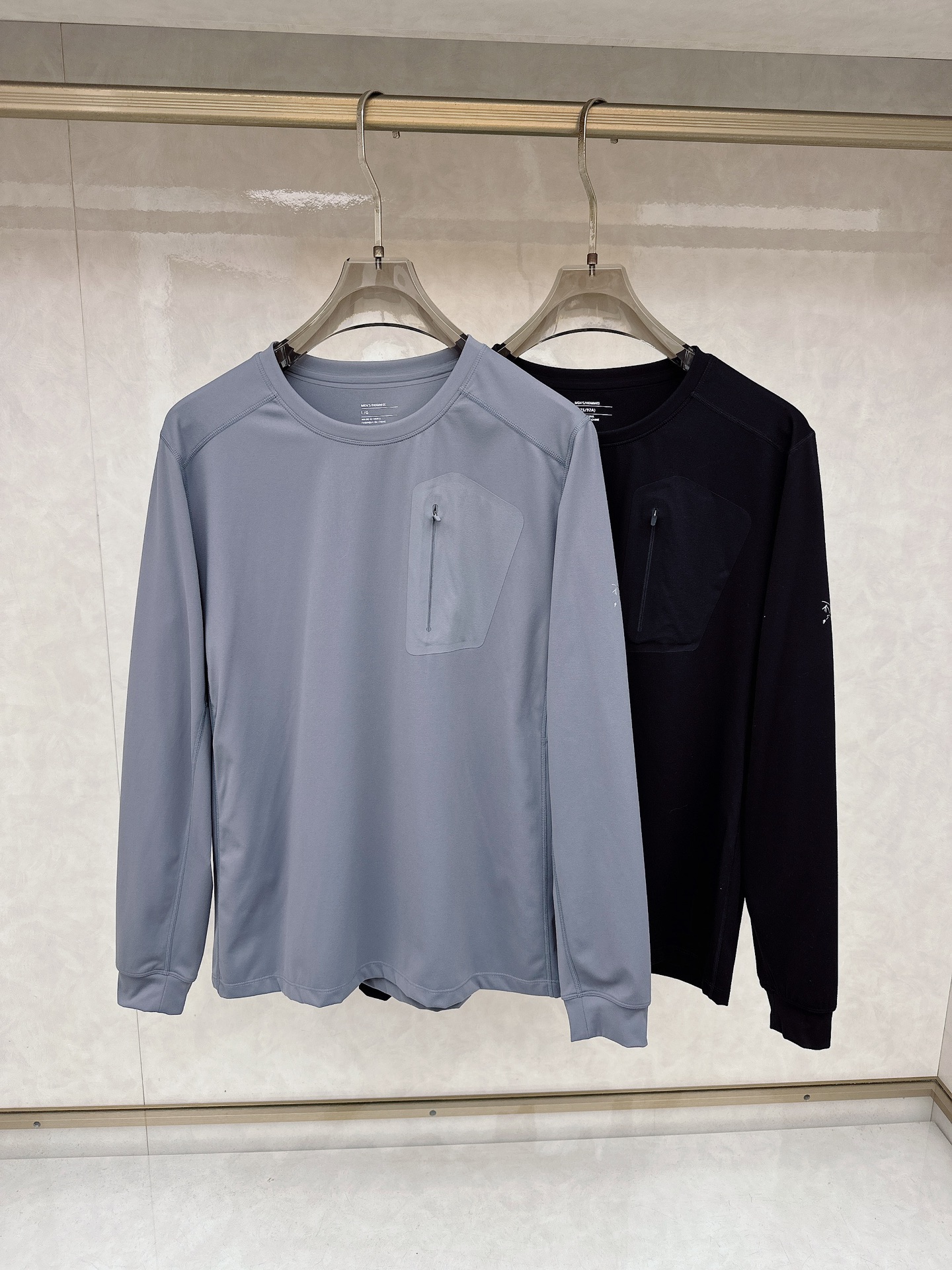 NO:646990,Arc'teryx - Autumn and winter outdoor men's RHO LT series sports fitness casual stretch super soft lightweight knitted long-sleeved shirt, thin velvet lining pullover round neck seamless taped zipper pocket fleece bottoming shirt, a practical style that keeps you warm and can be worn outside!  The technical fabric lining is super soft, light and brushed, the functional version is extremely warm, moisture-wicking, highly elastic, skin-friendly and comfortable!  Collar taping and gluing process, chest pocket laser positioning cutting and gluing!  Reflective laminated logo, the whole piece of clothing has 4 needles and 6 threads, all high-elastic elastic threads, matching the fabric properties!  !  It makes the whole garment stretch without any pressure!  , feels soft and comfortable, has high-quality stretchability, reduces skin friction, and is very comfortable next to the body!  It's OK to wear outside or inside! Size M-4XL,arc'teryx,alexander wang19860909始祖鸟-秋冬户外男士RHO LT系列运动健身休闲弹力超柔轻量针织长袖衫,薄绒内里套头圆领无缝压胶拉链口袋抓绒打底衫,打底保暖可外穿的实穿款！科技面料内里超柔轻薄拉绒,功能版型极度保暖,吸湿排汗,高弹亲肤舒适！领口压条压胶工艺,胸前口袋激光定位切割压胶！反光压胶logo,整件衣服全4针6线走线,全部高弹丝弹力线,配合面料属性！！使得整件衣服伸张毫无压力！,触感糯软舒适,具有优质的拉伸性,减少肌肤摩擦感,贴身非常舒适！外穿内搭都OK! 码数 M-4XL,arc'teryx,alexander wang,Men's clothing