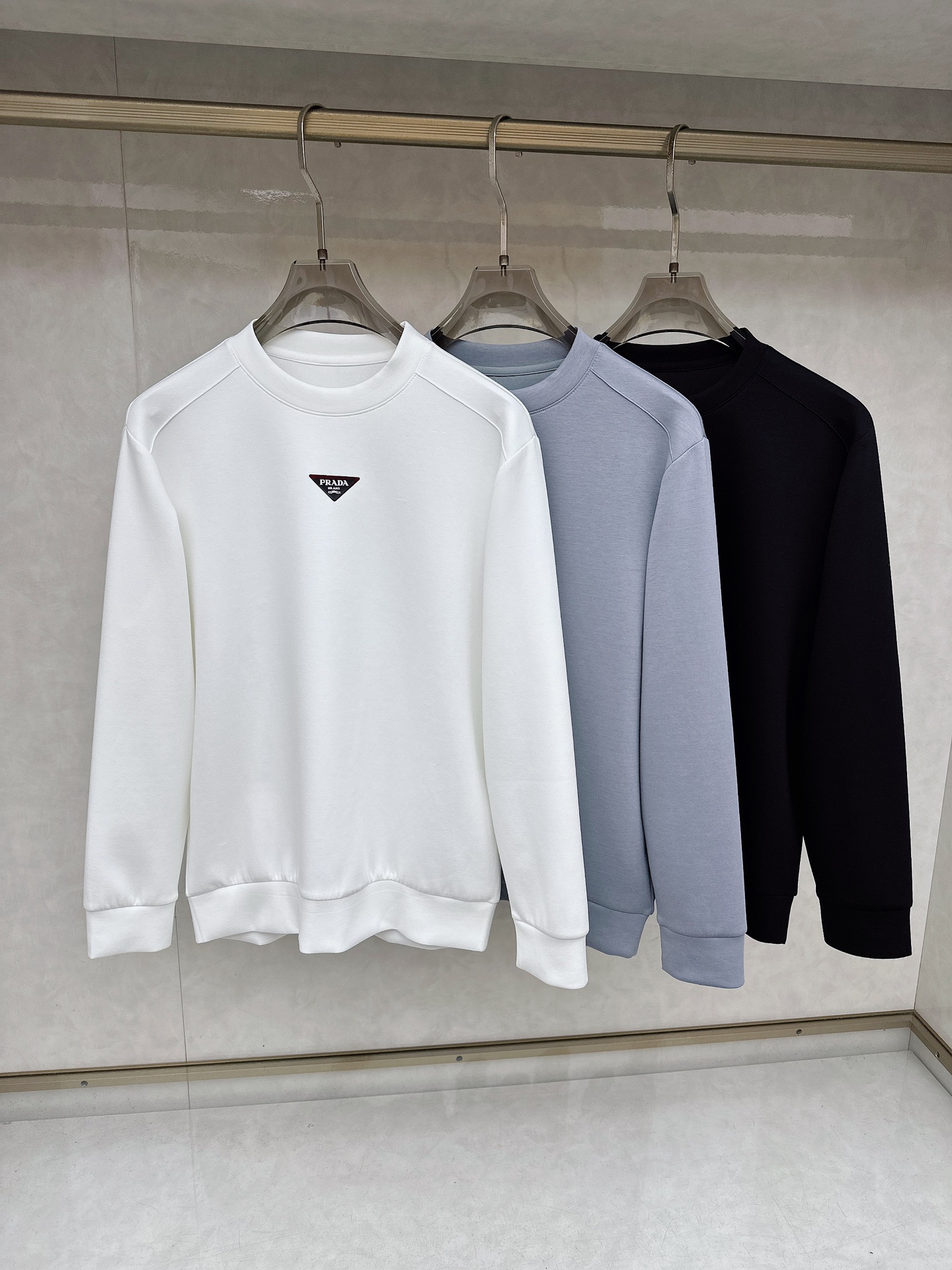 NO:646996,Prada - Prada/25 new autumn and winter new knitted round neck sweatshirt with letter printing and logo, with letter printing on the front, made of 400 grams of pure cotton. It has the characteristics of soft, warm, comfortable, good breathability, light and drapey, and the quadruple fiber structure makes the fabric less prone to wrinkles. Matching collar, cuffs and hem ribs M-4XL,, prada, prada, hoodie, sweatshirts, alexander wang19860909普拉达- Prada/25秋冬新品饰字母印花标识针织圆领卫衣,正面饰字母印花,采用400克纯棉其特性柔透保暖舒适透气性佳、轻盈有垂感、四重纤维构造使得面料不容易产生皱褶,配套衣领、袖口及下脚边罗纹 M-4XL,,prada,prada,hoodie,sweatshirts,alexander wang,Men's clothing