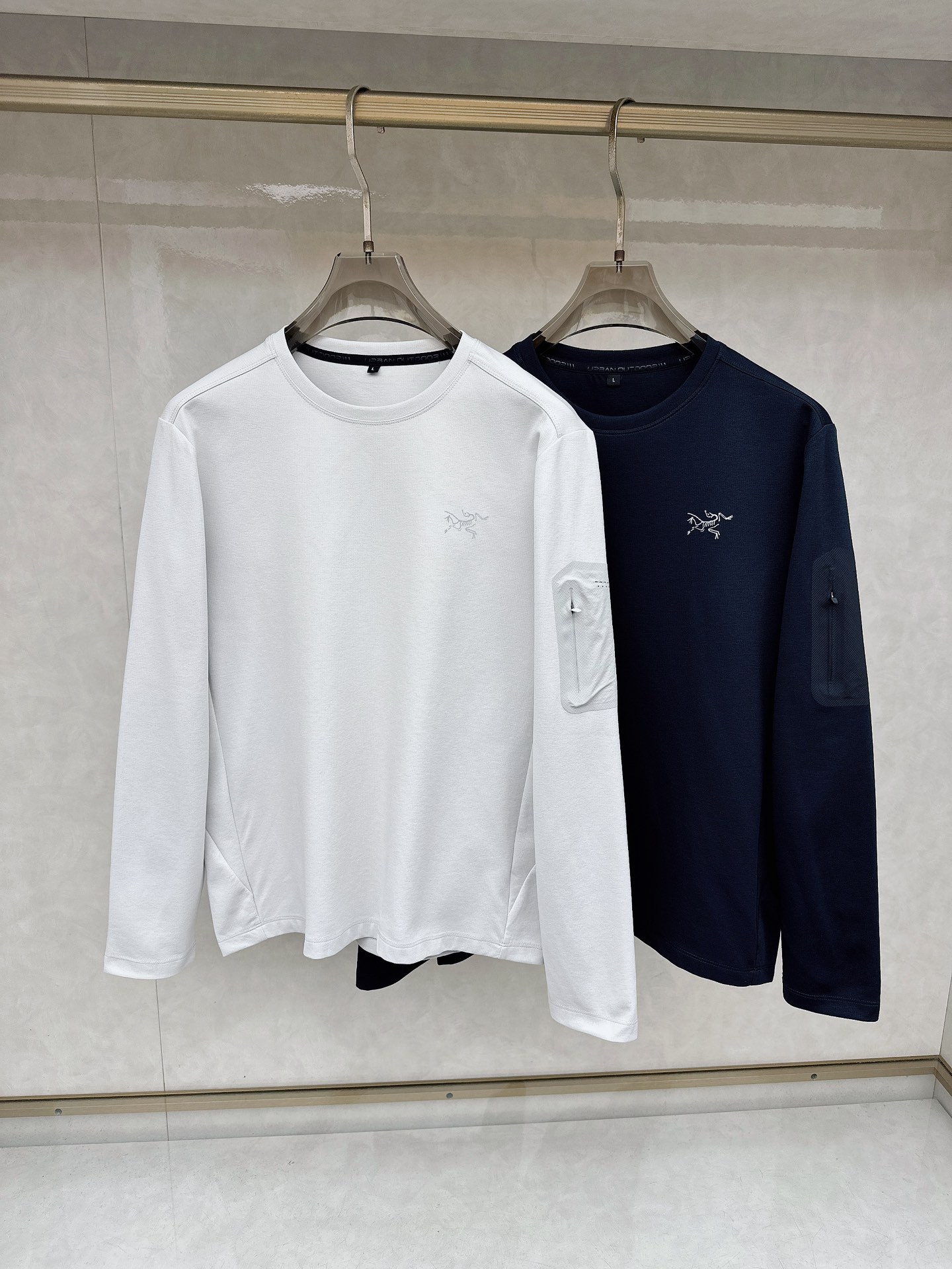 NO:647001,Arc'teryx 25 new autumn and winter new knitted round-neck sweatshirt with letter printing and logo, with letter printing on the front, made of 400 grams of pure cotton. It has the characteristics of softness, warmth, comfort, good breathability, lightness and drape. The quad fiber structure makes the fabric less prone to wrinkles. It comes with ribbing on the collar, cuffs and hems. M-3XL, arc'teryx, hoodie, sweatshirts, alexander wang19860909始祖鸟 25秋冬新品饰字母印花标识针织圆领卫衣,正面饰字母印花,采用400克纯棉其特性柔透保暖舒适透气性佳、轻盈有垂感、四重纤维构造使得面料不容易产生皱褶,配套衣领、袖口及下脚边罗纹 M-3XL,arc'teryx,hoodie,sweatshirts,alexander wang,Men's clothing