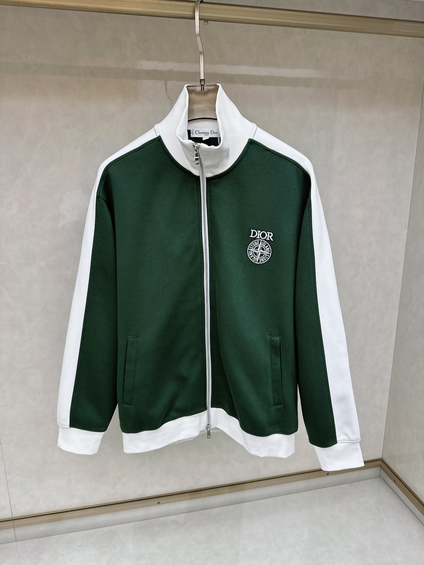 NO:647006,Dior's new autumn and winter co-branded original men's stand-up collar knitted zipper jacket is sold simultaneously on the official website. Popular model. High version. Simple, fashionable and versatile. Embroidered letter logo pattern design. Made of original imported double-ply pure cotton fabric. It feels soft and delicate. The upper body is comfortable. Imported hardware accessories are provided by customers. The OEM factory makes fine lines and smooth lines, exquisite craftsmanship and awesome styles. It is very fashionable and handsome with any combination. Highly recommended!  Size S-4XL,,dior,jackets & coats,alexander wang19860909迪奥联名款秋冬新款原单男士立领针织拉链外套 官网同步售卖 爆款 高版本 简洁时尚百搭 刺绣字母logo图案设计 采用原版进口双股纯棉面料 手感柔软细腻 上身舒适 客供进口五金辅料配件,代工厂精细做线条流畅,工艺精致,版型超赞,随意搭配都非常时尚帅气强烈推荐哦！尺码S-4XL,,dior,jackets & coats,alexander wang,Men's clothing