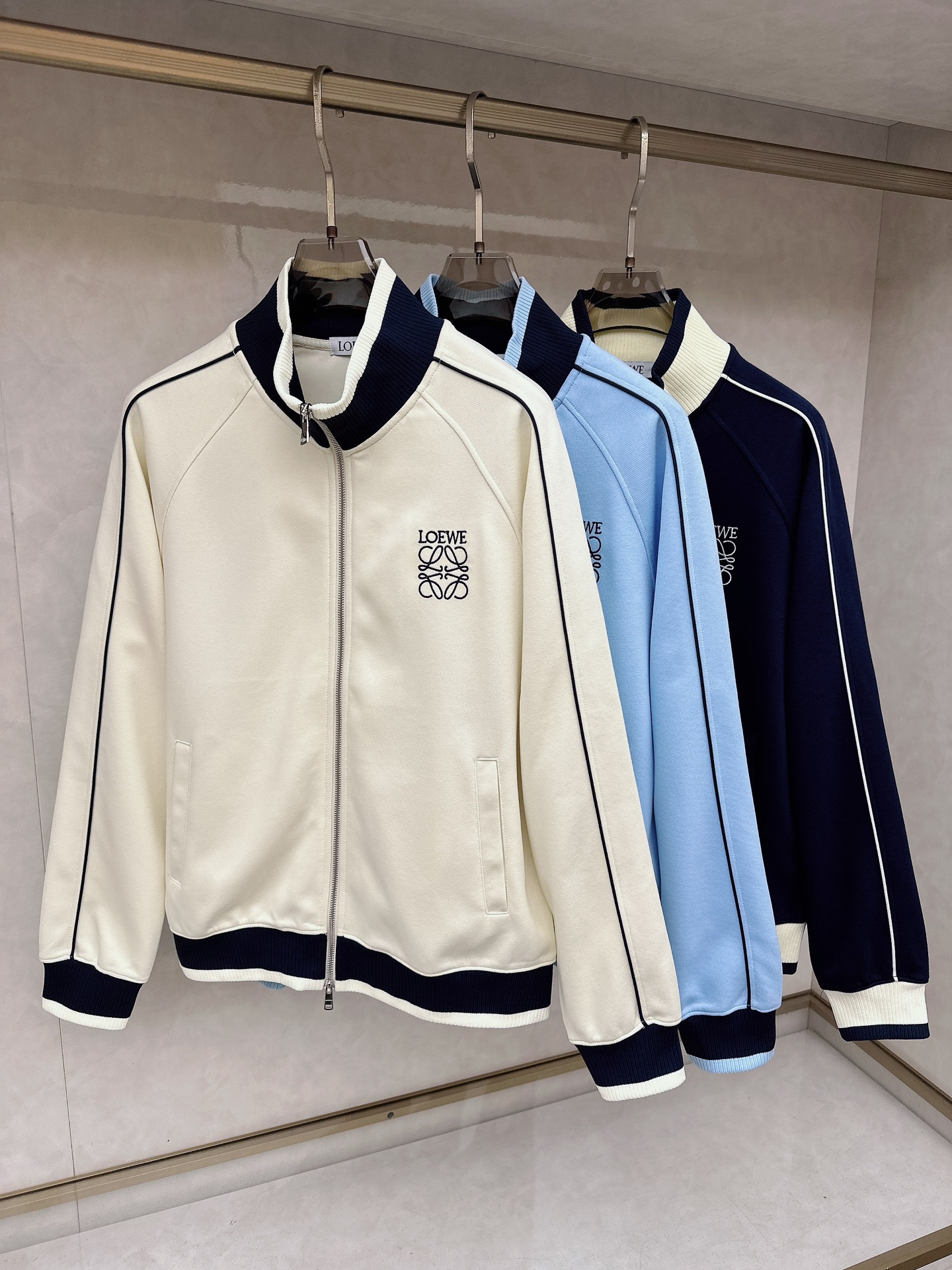 NO:647012,Luo Yiwei's new autumn and winter original men's stand-up collar knitted zipper jacket is sold simultaneously on the official website. Popular model. High version. Simple, fashionable and versatile. Embroidered letter logo pattern design. Made of original imported double-ply pure cotton fabric. It feels soft and delicate. The upper body is comfortable. Imported hardware accessories are provided by customers. The OEM factory makes fine lines and smooth lines, exquisite craftsmanship and awesome styles. It is very fashionable and handsome with any combination. Highly recommended!  Size S-4XL,,loewe,jackets & coats,alexander wang19860909罗意威 秋冬新款原单男士立领针织拉链外套 官网同步售卖 爆款 高版本 简洁时尚百搭 刺绣字母logo图案设计 采用原版进口双股纯棉面料 手感柔软细腻 上身舒适 客供进口五金辅料配件,代工厂精细做线条流畅,工艺精致,版型超赞,随意搭配都非常时尚帅气强烈推荐哦！尺码S-4XL,,loewe,jackets & coats,alexander wang,Men's clothing