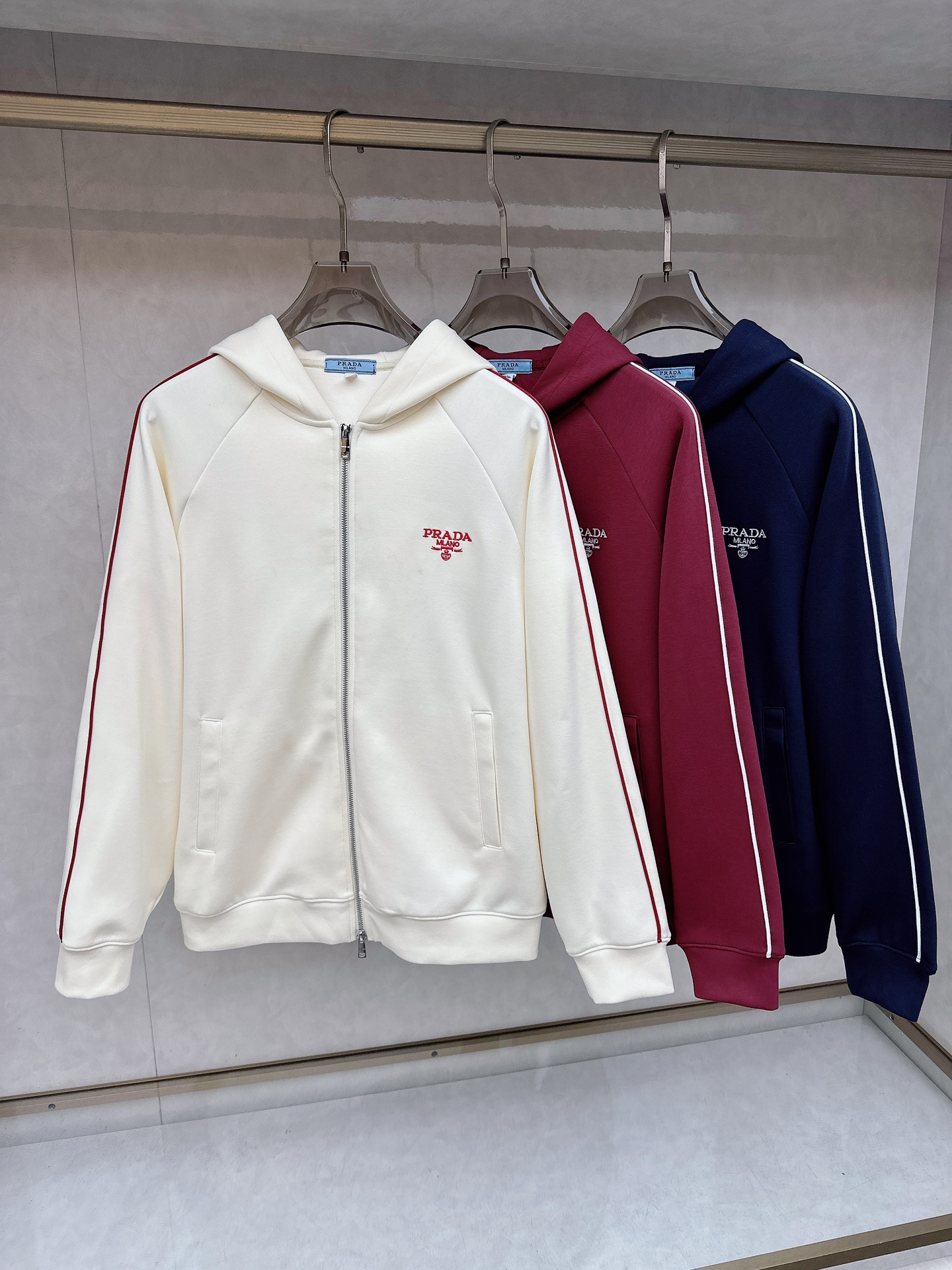 NO:647017,Prada's new autumn and winter original men's hooded sweatshirts are sold simultaneously on the official website. Popular models. High version. Simple, fashionable and versatile. Embroidered letter logo pattern design. Made of original imported double-ply pure cotton fabric. It feels soft and delicate. The upper body is comfortable. Imported hardware accessories are provided by customers. The OEM factory makes fine lines and smooth lines, exquisite craftsmanship and awesome styles. It is very fashionable and handsome with any combination. Highly recommended!  Size S-4XL,,prada,hoodie,sweatshirts,hats,alexander wang19860909普拉达 秋冬新款原单男士连帽卫衣 官网同步售卖 爆款 高版本 简洁时尚百搭 刺绣字母logo图案设计 采用原版进口双股纯棉面料 手感柔软细腻 上身舒适 客供进口五金辅料配件,代工厂精细做线条流畅,工艺精致,版型超赞,随意搭配都非常时尚帅气强烈推荐哦！尺码S-4XL,,prada,hoodie,sweatshirts,hats,alexander wang,Men's clothing