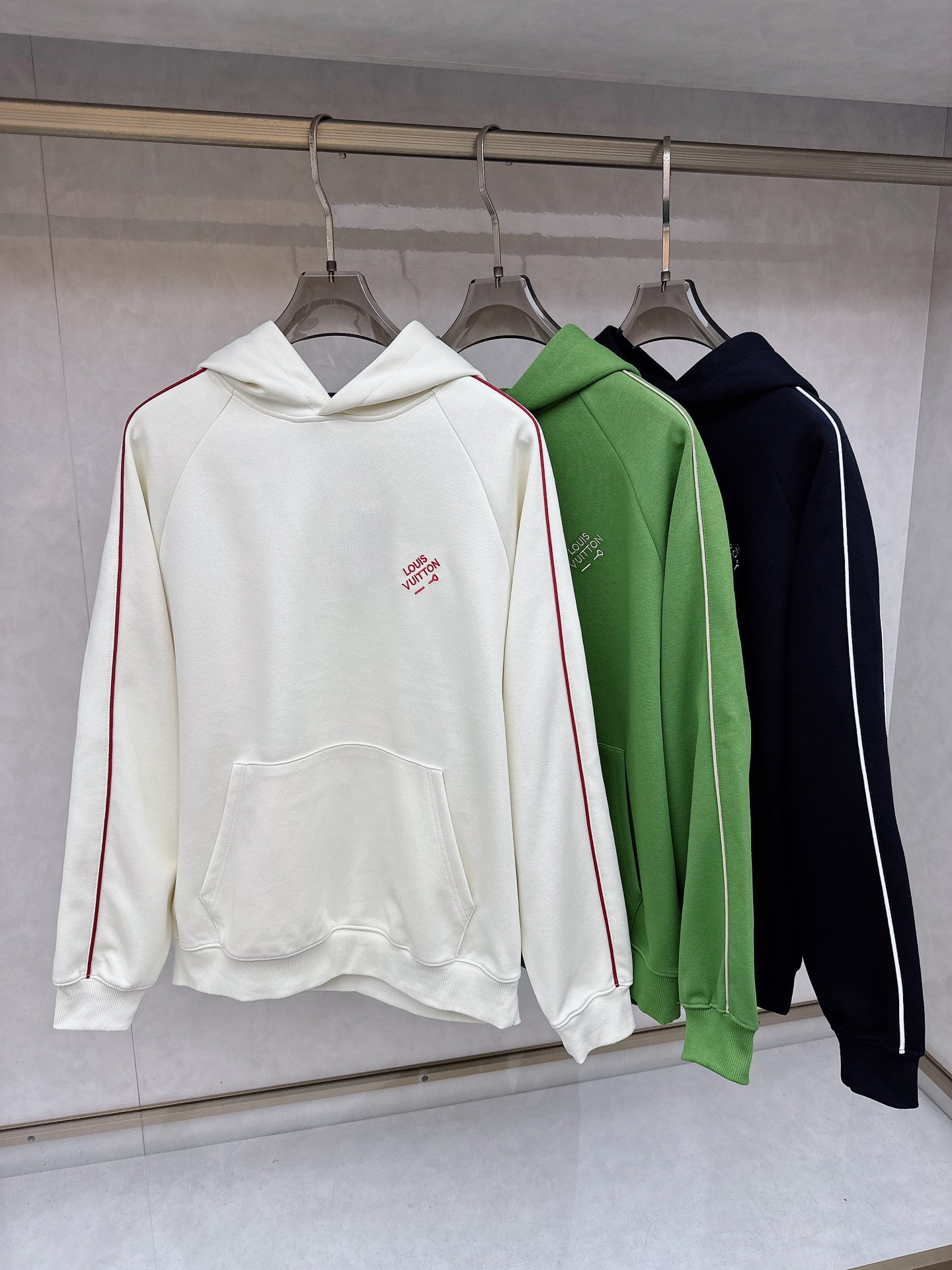 NO:647022,LV's new autumn and winter original men's hooded sweatshirts are sold simultaneously on the official website. Popular models. High version. Simple, fashionable and versatile. Embroidered letter logo pattern design. Made of original imported double-ply pure cotton fabric. It feels soft and delicate and comfortable on the upper body. Imported hardware accessories are provided by customers. The OEM factory makes fine lines with smooth lines, exquisite craftsmanship and awesome styles. It is very fashionable and handsome with any combination. Highly recommended!  Size S-4XL,,louis vuitton,hoodie,sweatshirts,hats,alexander wang19860909LV 秋冬新款原单男士连帽卫衣 官网同步售卖 爆款 高版本 简洁时尚百搭 刺绣字母logo图案设计 采用原版进口双股纯棉面料 手感柔软细腻 上身舒适 客供进口五金辅料配件,代工厂精细做线条流畅,工艺精致,版型超赞,随意搭配都非常时尚帅气强烈推荐哦！尺码S-4XL,,louis vuitton,hoodie,sweatshirts,hats,alexander wang,Men's clothing