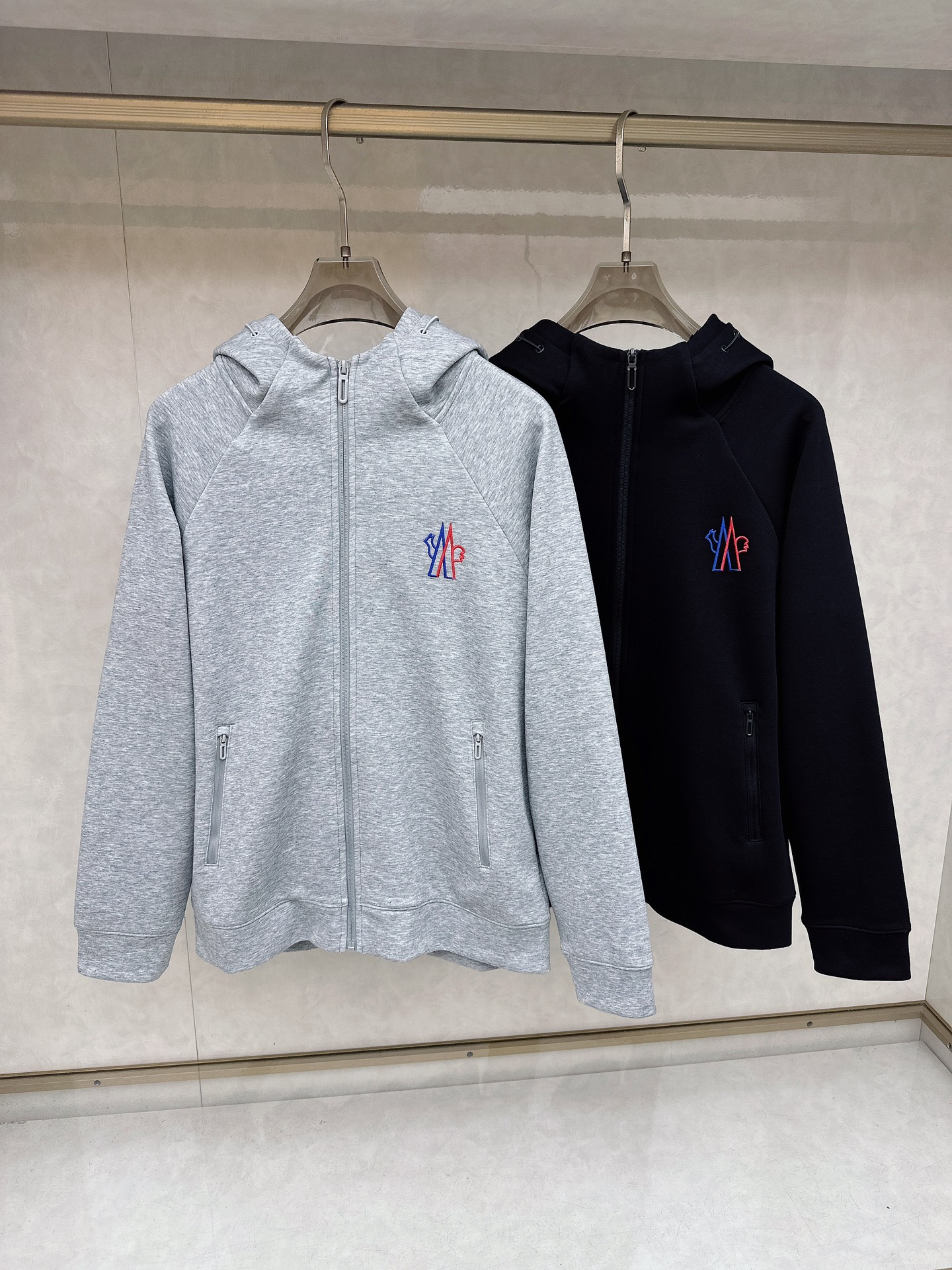 NO:647027,Mengkou new sweatshirt jacket, fashionable and handsome, simple and versatile, embroidered logo on the chest, customized original fabric, not only crisp and trendy silhouette, but also comfortable to wear, with finer yarn weave. S-4XL,,Moncler,hoodie,sweatshirts,jackets & coats,alexander wang19860909蒙口 新品卫衣外套,时尚帅气,简约百搭款,胸前刺绣装饰图案logo,定制原版面料,不仅挺括,保持潮流的廓形,又穿着舒适,纱织更细.S-4XL,,Moncler,hoodie,sweatshirts,jackets & coats,alexander wang,Men's clothing