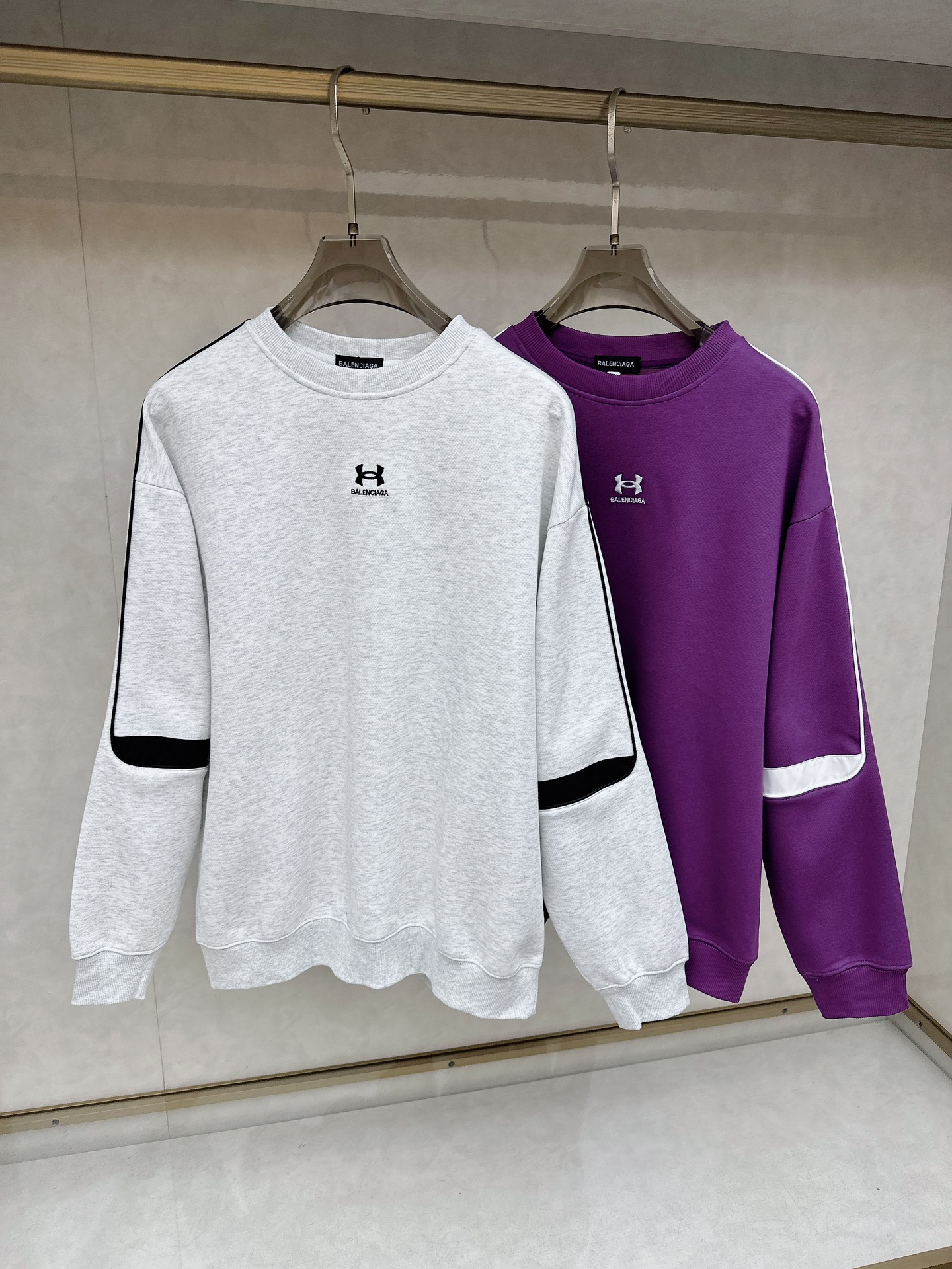 NO:647032,Balenciaga 25ss autumn and winter new long-sleeved sweatshirts are the same for men and women. Many celebrities have the same style. The craftsmanship cannot be copied by ordinary small workshops. No matter in terms of materials, detail restoration and craftsmanship, we are not afraid of any challenges, just to provide you with wonderful products. Compare the top original versions at will. No expense is spared just to make it better. Unique imported fabric feel. Purely imported German machine production. Precision operation. Thousands of needles density. A full set of new accessories with three standards can be customized simultaneously. The upper body is versatile and fashionable.  The perfect choice for autumn and winter. Must-have items. S-3XL, balenciaga, hoodie, sweatshirts, alexander wang19860909巴黎世家 25ss秋冬新款卫衣长袖男女同款 众多明星同款 一般小作坊根本复制不了的工艺 不管是材质还是细节还原度以及工艺制作方面不惧任何挑战,只为给大家奉献绝妙产物 顶级原单版本随意对比 不惜成本只为做的更好 独一无二的进口面料手感 纯进口德国机器生产 精密操作万针密度 全套新款辅料三标同步定制齐全 上身百搭时尚 秋冬季节的完美选择穿搭必备单品 S-3XL,,balenciaga,hoodie,sweatshirts,alexander wang,Men's clothing