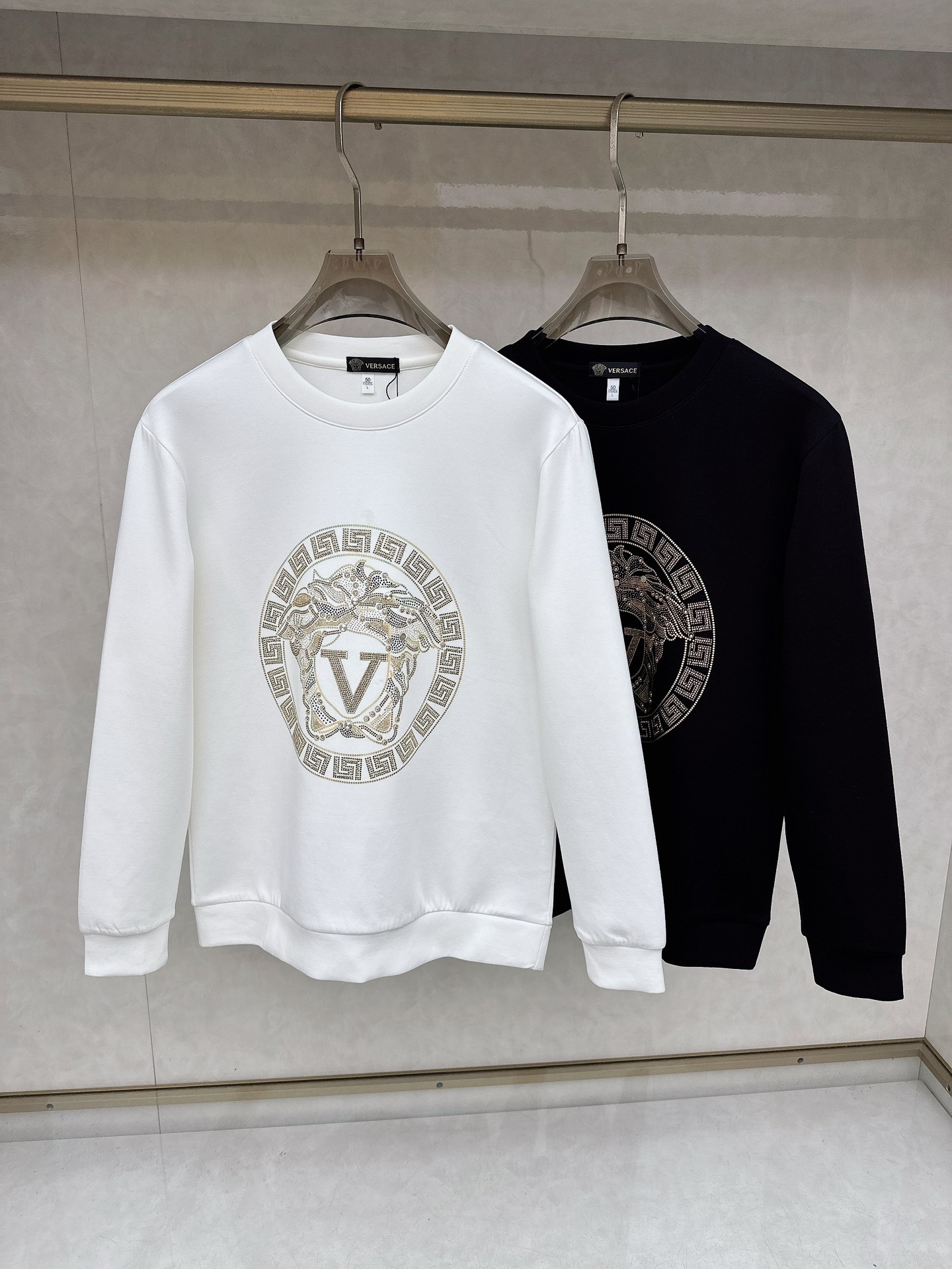 NO:647036,Versace 25ss autumn and winter new long-sleeved sweatshirts are the same style for men and women. Many celebrities have the same style. The craftsmanship cannot be copied by ordinary small workshops. We are not afraid of any challenges in terms of materials, detail restoration and craftsmanship, just to provide you with wonderful products. Compare the top original versions at will. No expense is spared just to make it better. Unique imported fabric feel. Purely imported German machine production. Precision operation. Thousands of needles density. A full set of new accessories with three standards can be customized simultaneously. The upper body is versatile and fashionable.  The perfect choice for autumn and winter. Must-have items M-4XL, versace, hoodie, sweatshirts, alexander wang19860909范思哲 25ss秋冬新款卫衣长袖男女同款 众多明星同款 一般小作坊根本复制不了的工艺 不管是材质还是细节还原度以及工艺制作方面不惧任何挑战,只为给大家奉献绝妙产物 顶级原单版本随意对比 不惜成本只为做的更好 独一无二的进口面料手感 纯进口德国机器生产 精密操作万针密度 全套新款辅料三标同步定制齐全 上身百搭时尚 秋冬季节的完美选择穿搭必备单品 M-4XL,,versace,hoodie,sweatshirts,alexander wang,Men's clothing