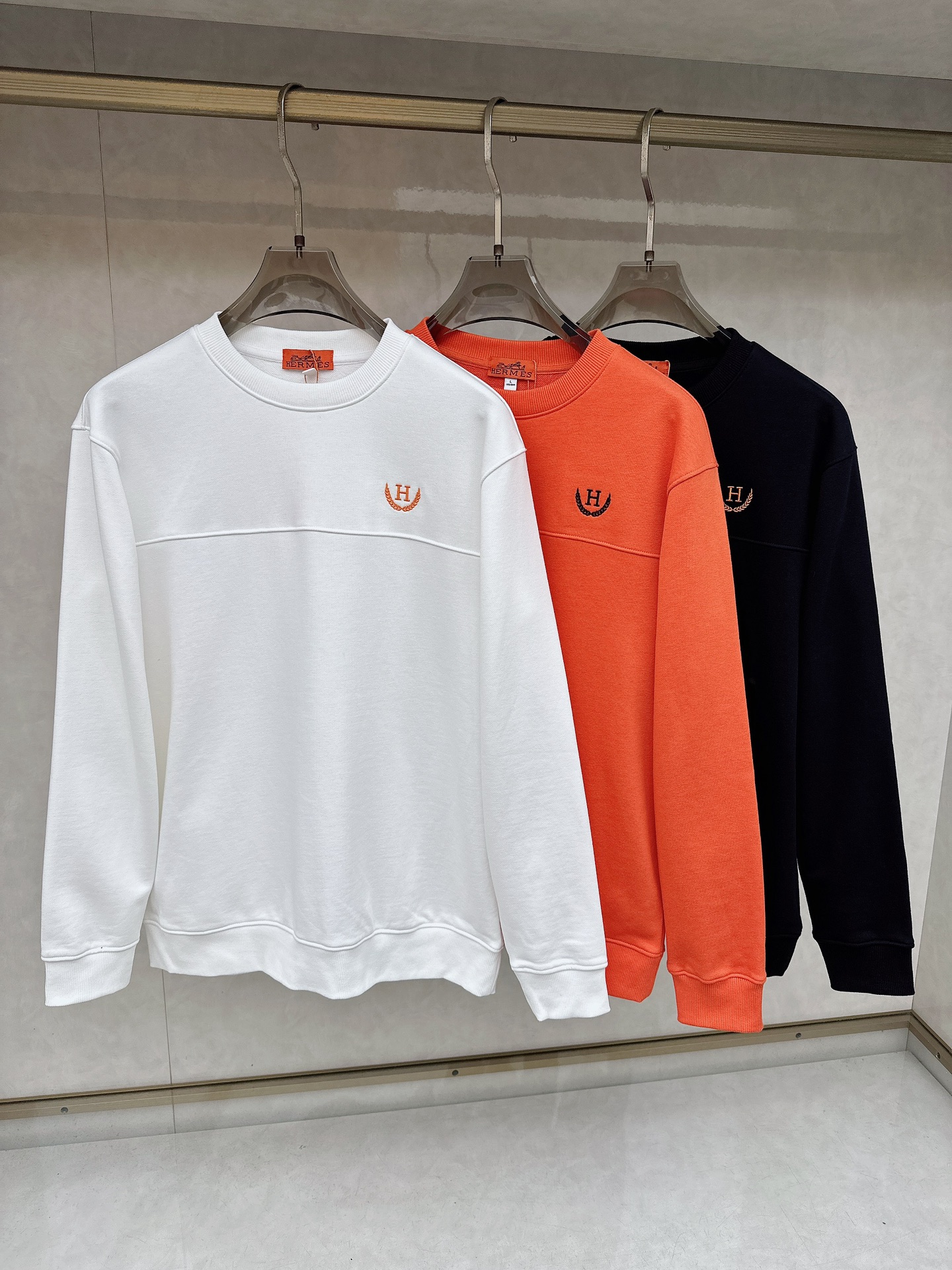 NO:647041,Hermès 25ss autumn and winter new long-sleeved sweatshirts are the same style for men and women. Many celebrities have the same style. The craftsmanship that ordinary small workshops cannot copy. No matter in terms of materials, detail restoration and craftsmanship, we are not afraid of any challenges, just to provide you with wonderful products. Compare the top original versions at will. No expense is spared just to make it better. Unique imported fabric feel. Purely imported German machine production. Precision operation. Thousands of needles density. A full set of new accessories with three standards can be customized simultaneously. The upper body is versatile and fashionable.  The perfect choice for autumn and winter. Must-have items M-4XL, hermes, hoodie, sweatshirts, alexander wang19860909爱马仕 25ss秋冬新款卫衣长袖男女同款 众多明星同款 一般小作坊根本复制不了的工艺 不管是材质还是细节还原度以及工艺制作方面不惧任何挑战,只为给大家奉献绝妙产物 顶级原单版本随意对比 不惜成本只为做的更好 独一无二的进口面料手感 纯进口德国机器生产 精密操作万针密度 全套新款辅料三标同步定制齐全 上身百搭时尚 秋冬季节的完美选择穿搭必备单品 M-4XL,,hermes,hoodie,sweatshirts,alexander wang,Men's clothing