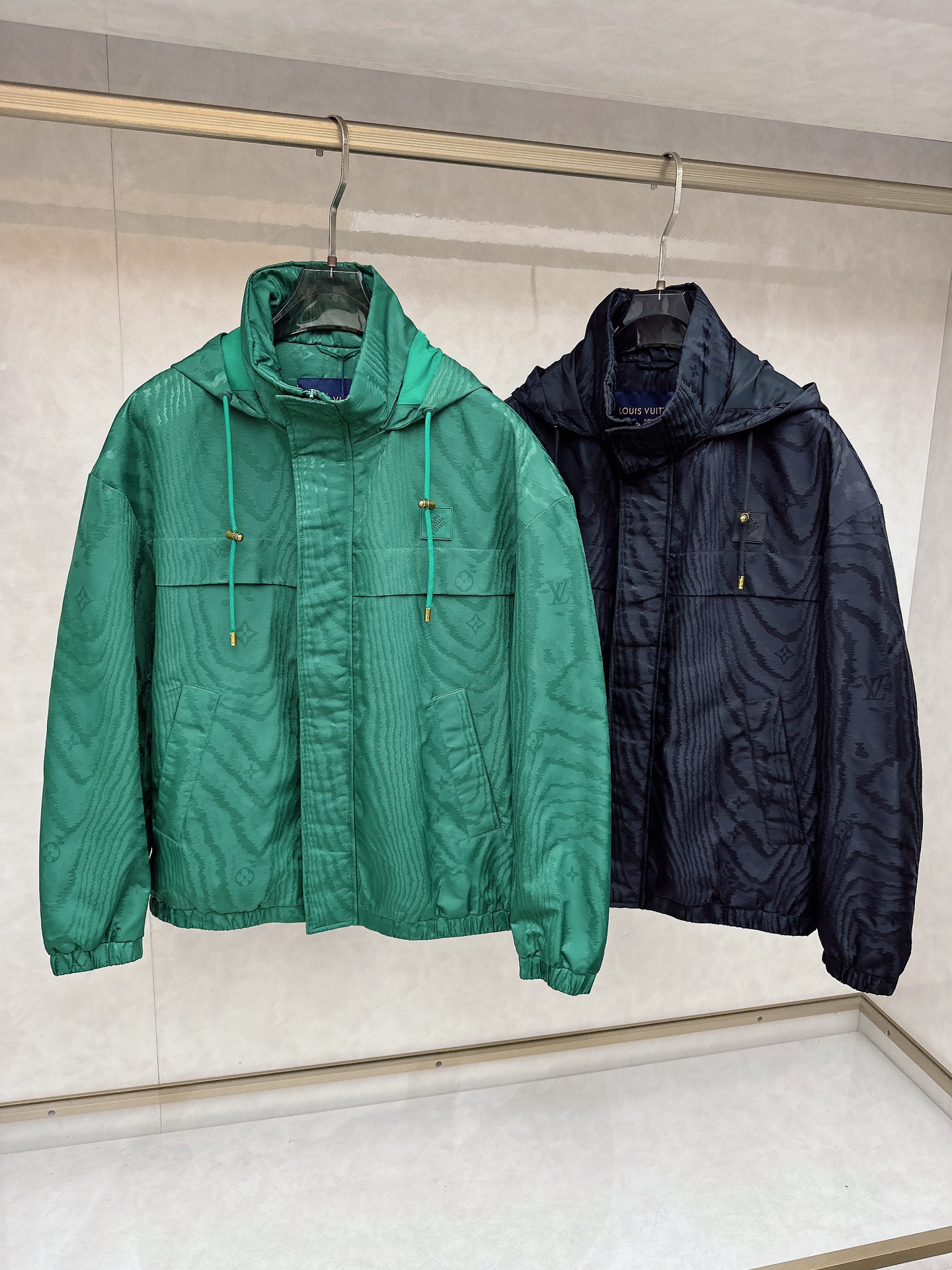 NO:647045,LV 25FW new autumn and winter densely woven nylon material windproof zipper thin cotton jacket, men's classic dark pattern presbyopic stowable hooded stand collar jacket!  Trading company channels are rare, leading official website sales!  The world-renowned luxury brand has always led the fashion trend with its unique design concept and exquisite craftsmanship!  This jacket is made of custom-made densely woven nylon material, which feels silky, light and extremely shiny!  This fabric not only has good windproof properties, but is also comfortable to wear and highly breathable, providing you with a suitable temperature whether in spring, autumn or winter!  The whole body is spliced ​​with classic presbyopic dark pattern jacquard fabrics, forming a sharp contrast and giving a sense of luxury!  This unique design makes the jacket more visually appealing and more recognizable!  Customized metal zipper with exquisite brand logo engraved on the zipper head, adding a touch of unique charm!  This not only improves the practicality of the jacket, but also enhances its overall sense of quality!  In addition, this jacket also adopts a fashionable windproof cut, with a stowable hooded stand-up collar design, and elastic elastic cuffs on the cuffs and hem, which not only ensures wearing comfort, but also increases its windproofness, making it easy to control whether it is business or leisure occasions!  Color Green, Black Size 48-56,,louis vuitton,jackets & coats,jackets & coats,hats,alexander wang19860909LV 25FW秋冬新款密织尼龙材质防风拉链薄棉夹克,男士经典暗纹老花可收纳式连帽立领夹克外套！贸易公司渠道稀出,领先官网发售！享誉全球的高奢品牌,以其独特的设计理念和精湛的工艺制造,一直引领着时尚的潮流！ 这款夹克采用客供定制的密织尼龙材质,手感丝滑轻薄,极具光泽感！这种面料不仅具有良好的防风性能,而且穿着舒适,透气性强,无论是在春秋还是冬季,都能为您提供适宜的温度！满身经典老花暗纹提花面料拼接,形成了鲜明的对比,奢华感铺面而来！这种独特的设计,使得夹克在视觉上更加吸引人,也更具有辨识度！客供定制的金属拉链,拉链头刻有精致的品牌Logo,增添了一丝独特的韵味！这不仅提高了夹克的实用性,也提升了其整体的品质感！此外这款夹克还采用了时尚防风的版型剪裁,配有收纳式连帽立领设计,袖口和下摆则采用了松紧弹力束口,既保证了穿着的舒适度,又增加了其防风性无论是商务还是休闲场合,都能轻松驾驭！ 颜色绿色、黑色 尺码48-56,,louis vuitton,jackets & coats,jackets & coats,hats,alexander wang,Men's clothing