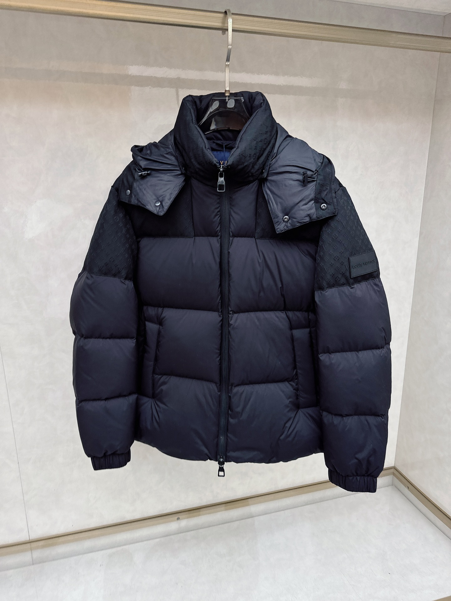 NO:647002,LV's new autumn and winter original customized hardware accessories are all imported and original customized. Welcome to compare. Absolutely high quality. Made of top-grade 95 white duck down. Super soft and fluffy. Super heavy fabrics with perfect workmanship. Pay attention to the fabrics that are super comfortable. Exclusive model. Non-market goods. Same size for men and women 48-56, Louis Vuitton, Alexander Wang.19860909LV 秋冬新款原版订制五金配件全进口原版定制 欢迎对比 绝对的高品质 采用顶级95白鸭绒 超柔软 充羽量蓬松饱满 超级重面料做工杠杠的版型完美 注意面料超舒服 独家款 非市场货 男女同款尺码48-56,,louis vuitton,alexander wang,Men's clothing