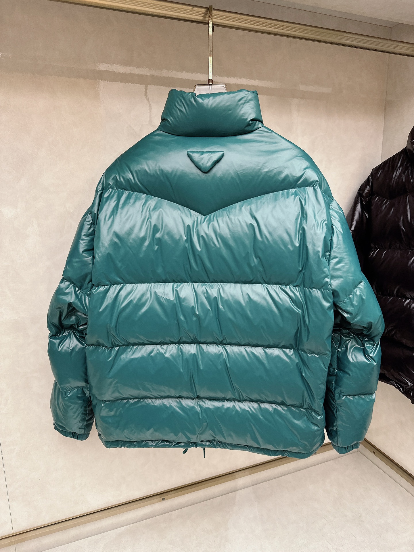 专柜新品首发 Prada 普拉达2025秋冬专柜同步新品发布，最新款羽绒服出货，全部原版购入，今年最新色