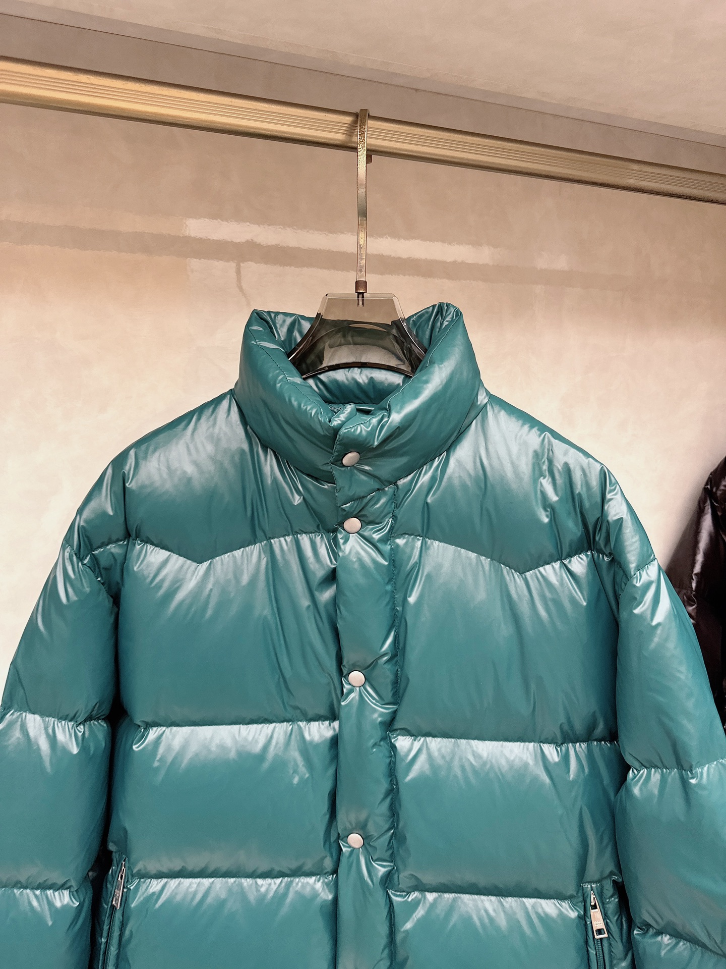 专柜新品首发 Prada 普拉达2025秋冬专柜同步新品发布，最新款羽绒服出货，全部原版购入，今年最新色