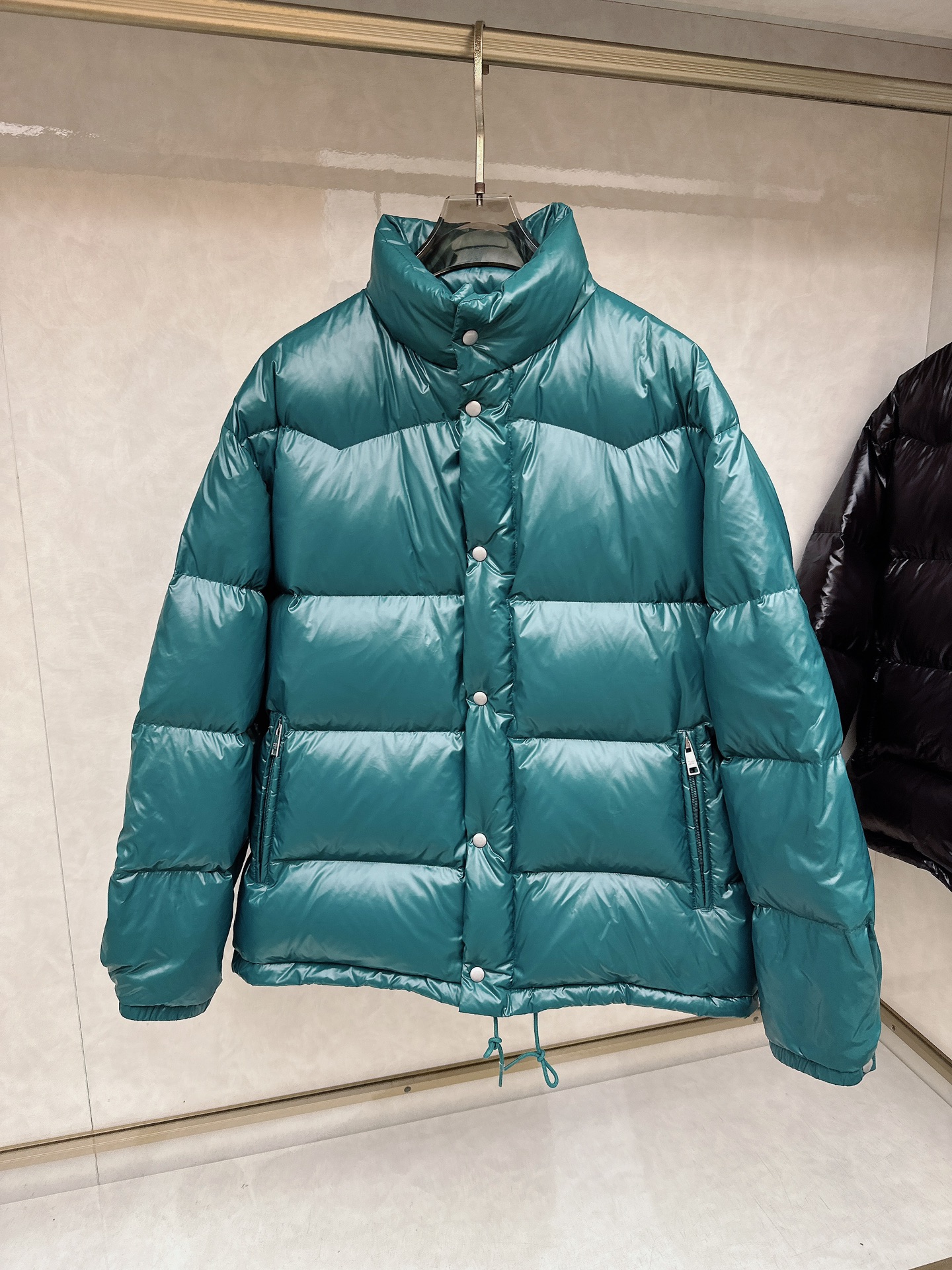 专柜新品首发 Prada 普拉达2025秋冬专柜同步新品发布，最新款羽绒服出货，全部原版购入，今年最新色