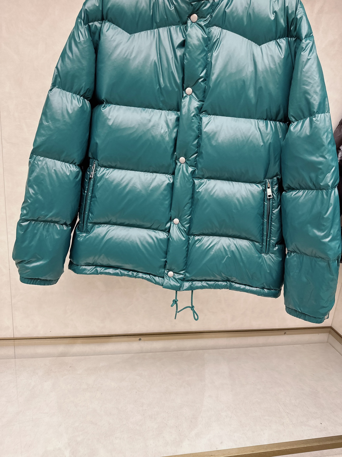 专柜新品首发 Prada 普拉达2025秋冬专柜同步新品发布，最新款羽绒服出货，全部原版购入，今年最新色