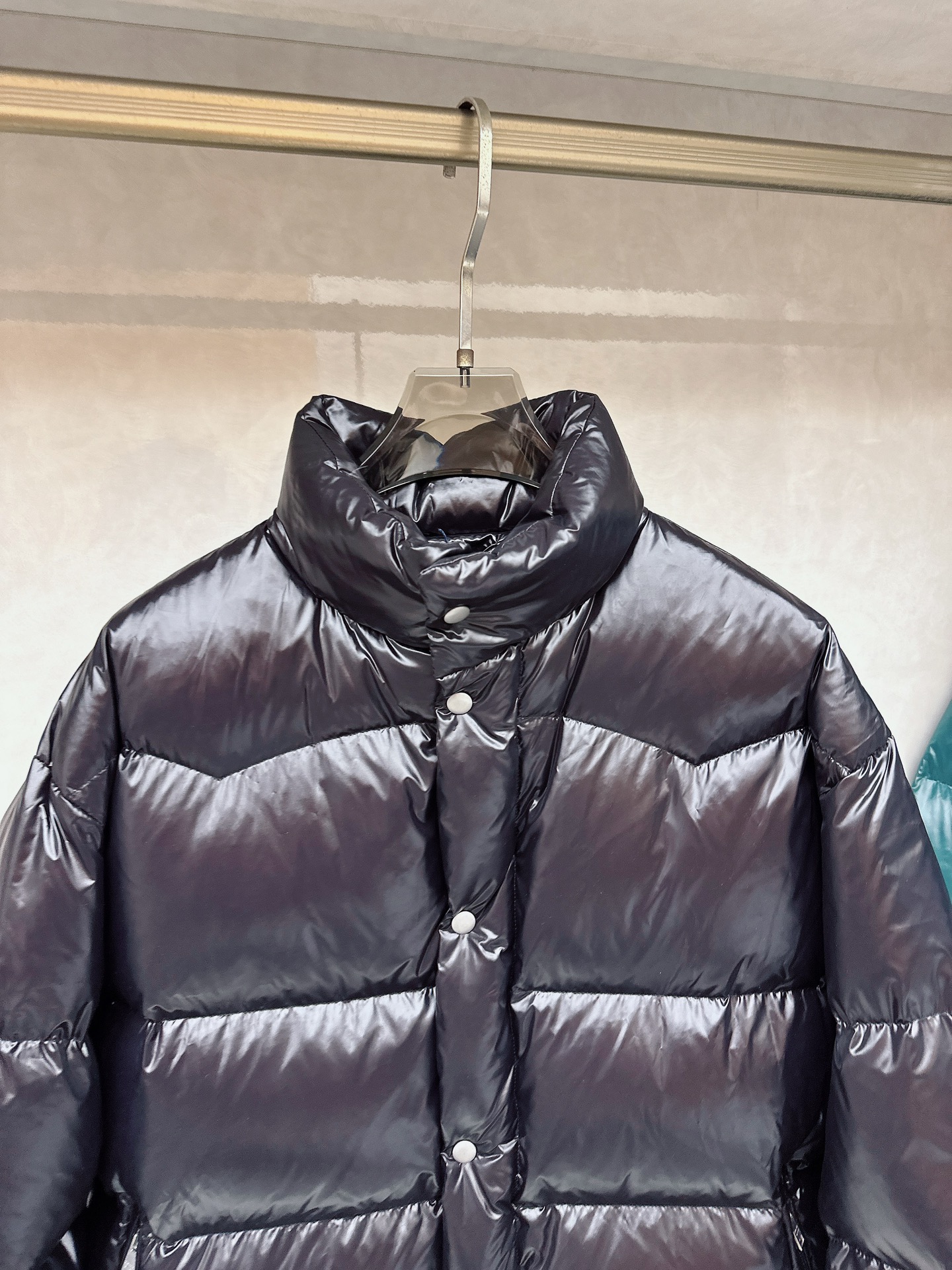 专柜新品首发 Prada 普拉达2025秋冬专柜同步新品发布，最新款羽绒服出货，全部原版购入，今年最新色