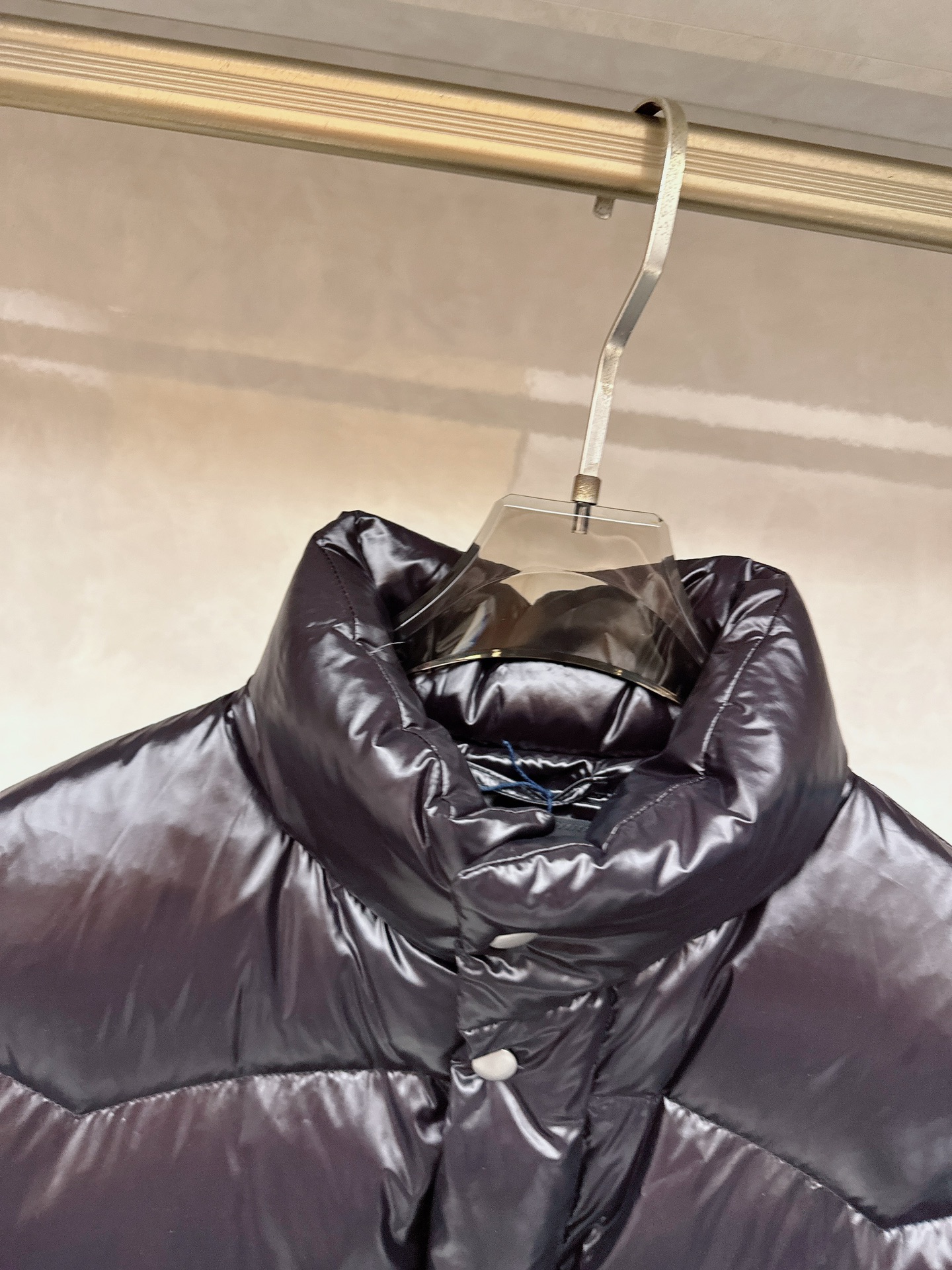 专柜新品首发 Prada 普拉达2025秋冬专柜同步新品发布，最新款羽绒服出货，全部原版购入，今年最新色