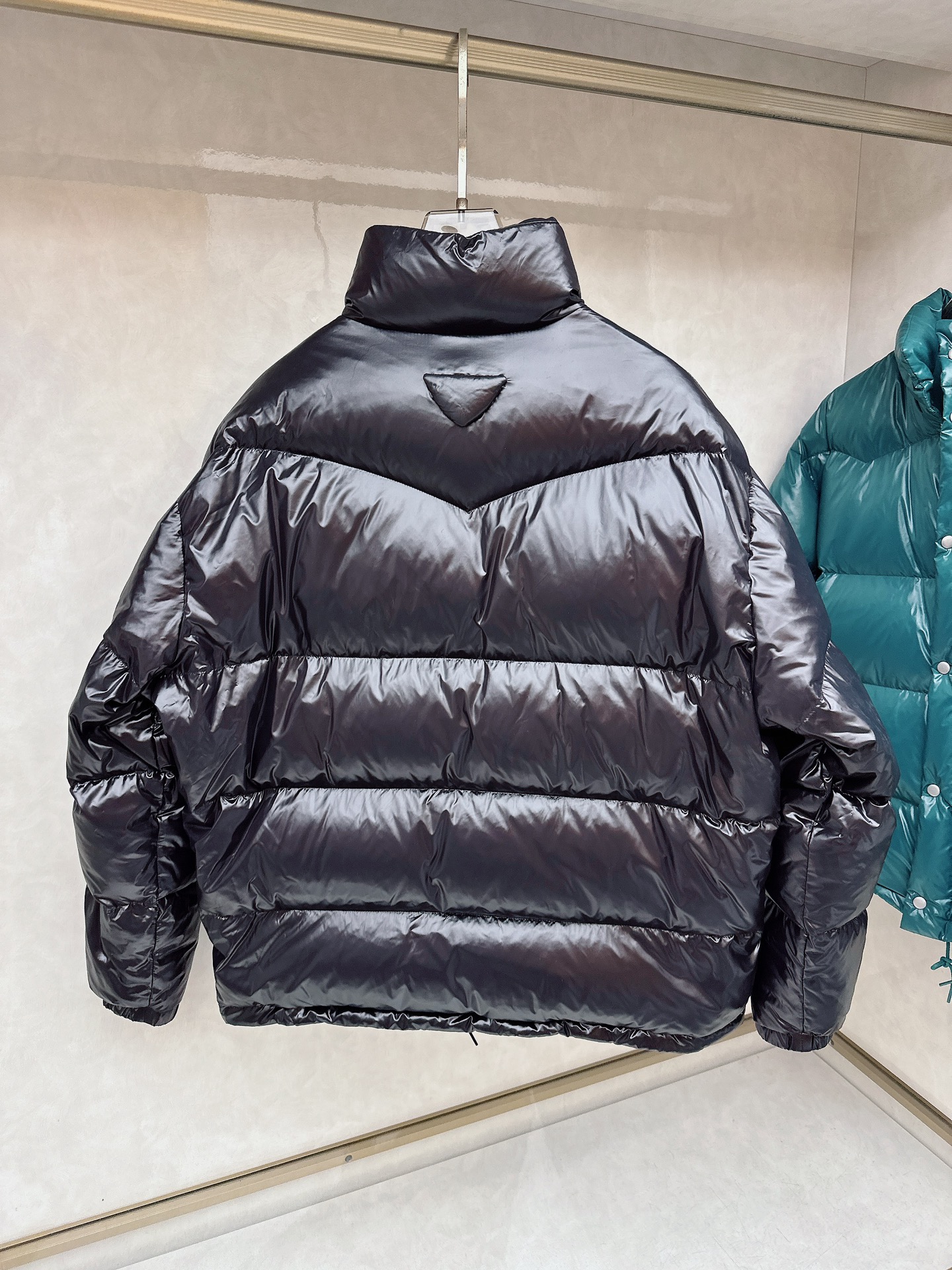 专柜新品首发 Prada 普拉达2025秋冬专柜同步新品发布，最新款羽绒服出货，全部原版购入，今年最新色