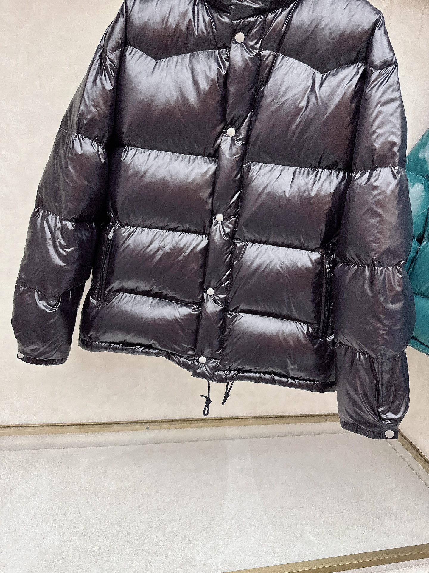 专柜新品首发 Prada 普拉达2025秋冬专柜同步新品发布，最新款羽绒服出货，全部原版购入，今年最新色