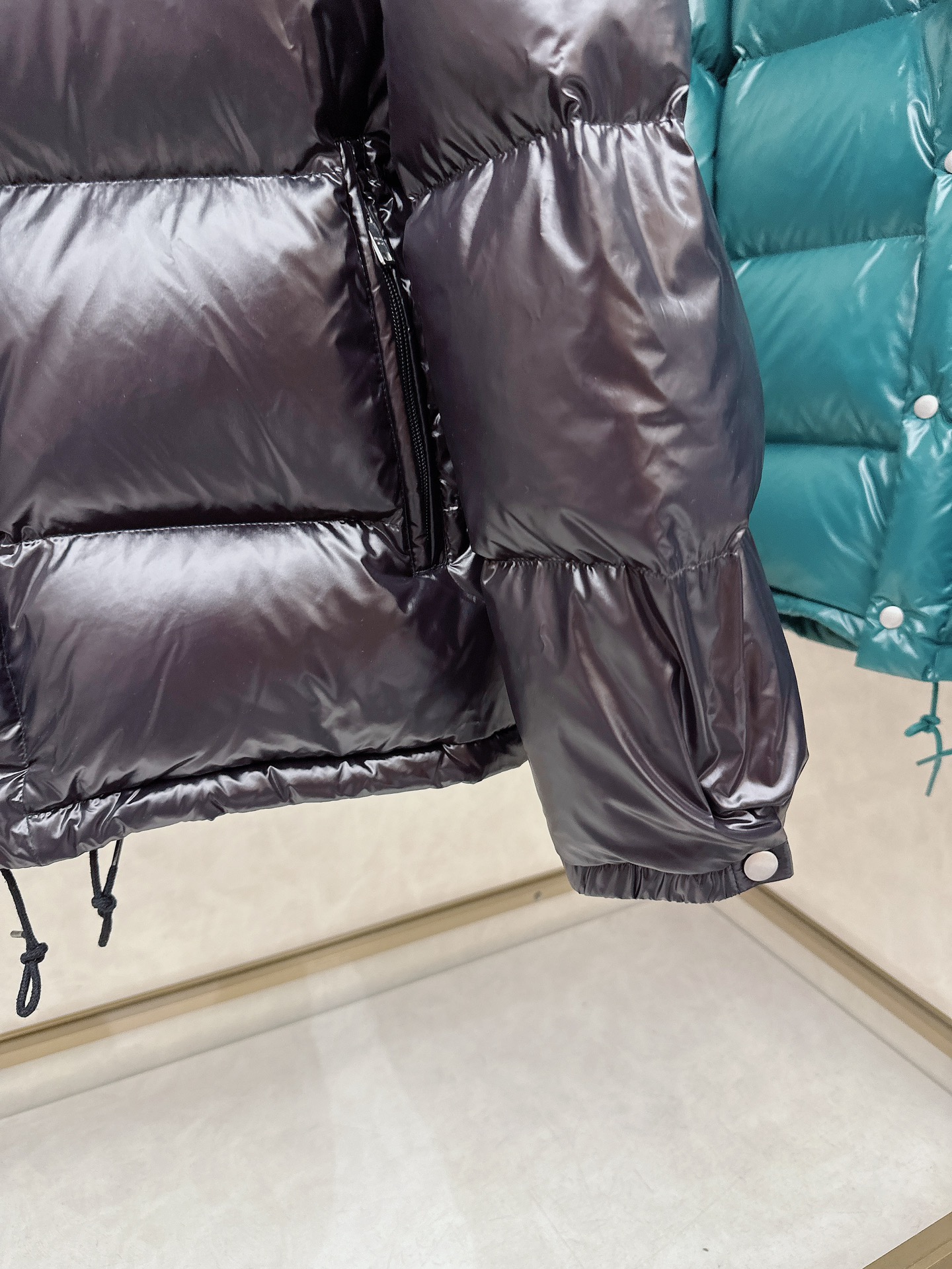 专柜新品首发 Prada 普拉达2025秋冬专柜同步新品发布，最新款羽绒服出货，全部原版购入，今年最新色