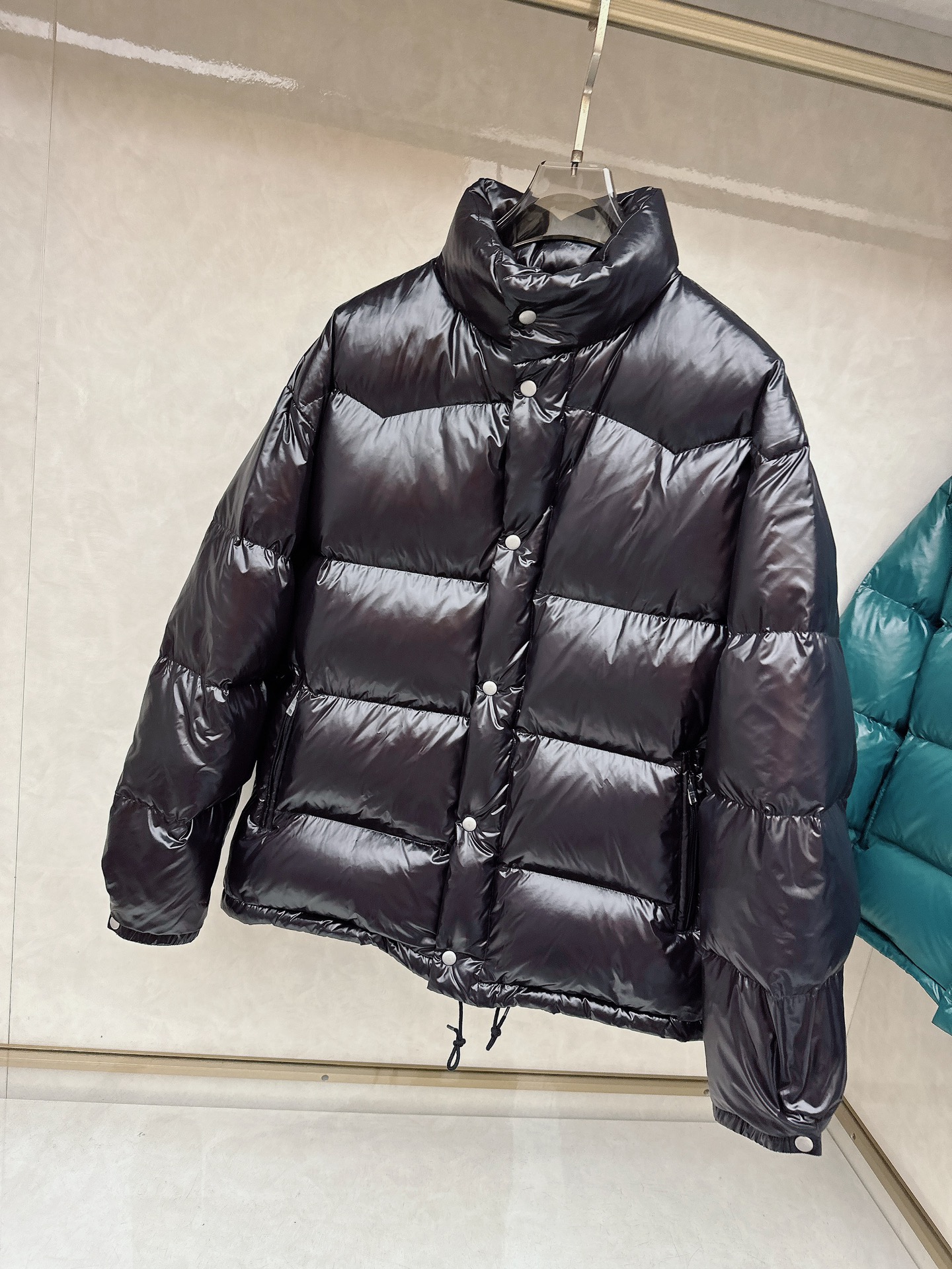 专柜新品首发 Prada 普拉达2025秋冬专柜同步新品发布，最新款羽绒服出货，全部原版购入，今年最新色