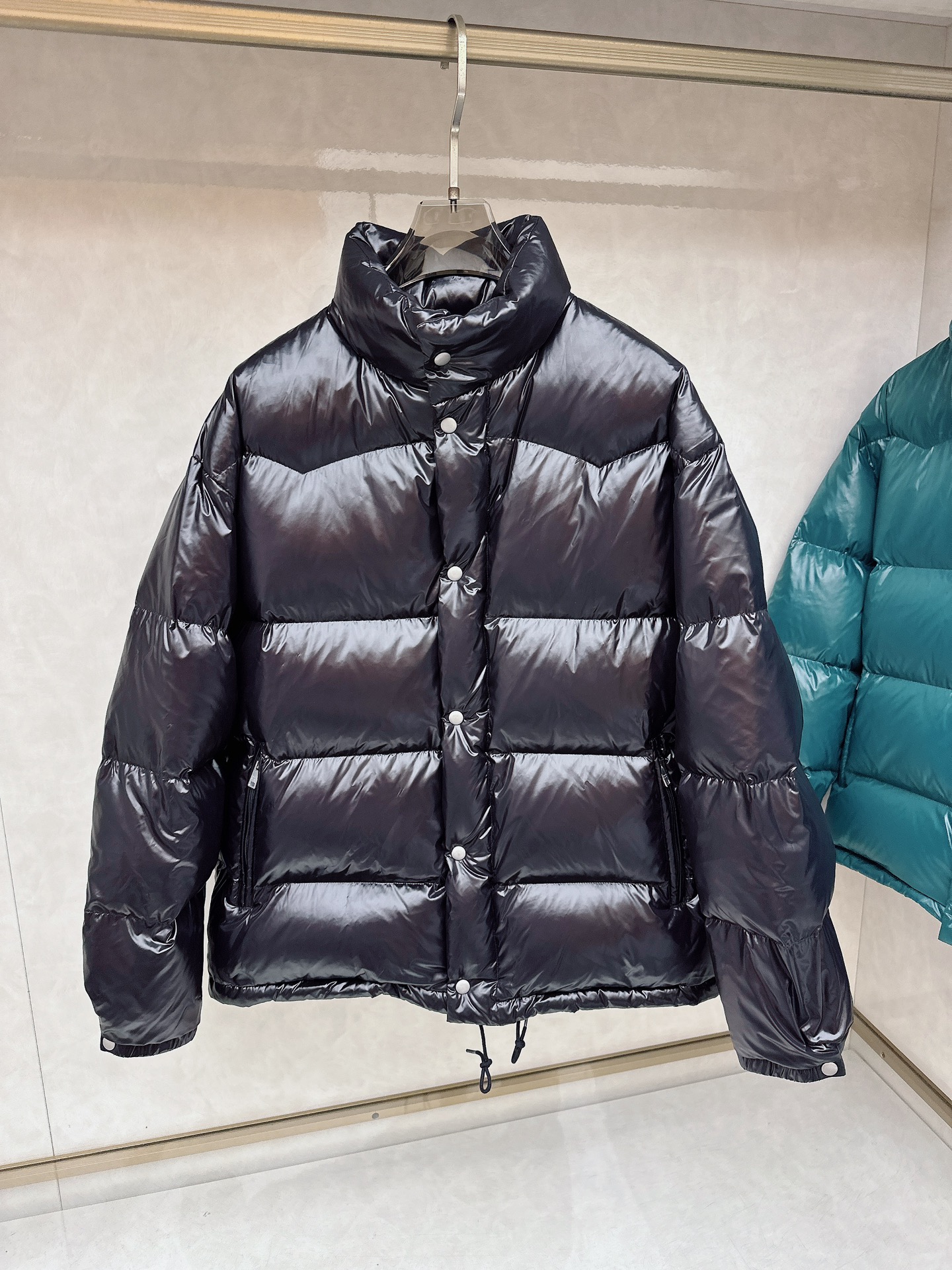 专柜新品首发 Prada 普拉达2025秋冬专柜同步新品发布，最新款羽绒服出货，全部原版购入，今年最新色