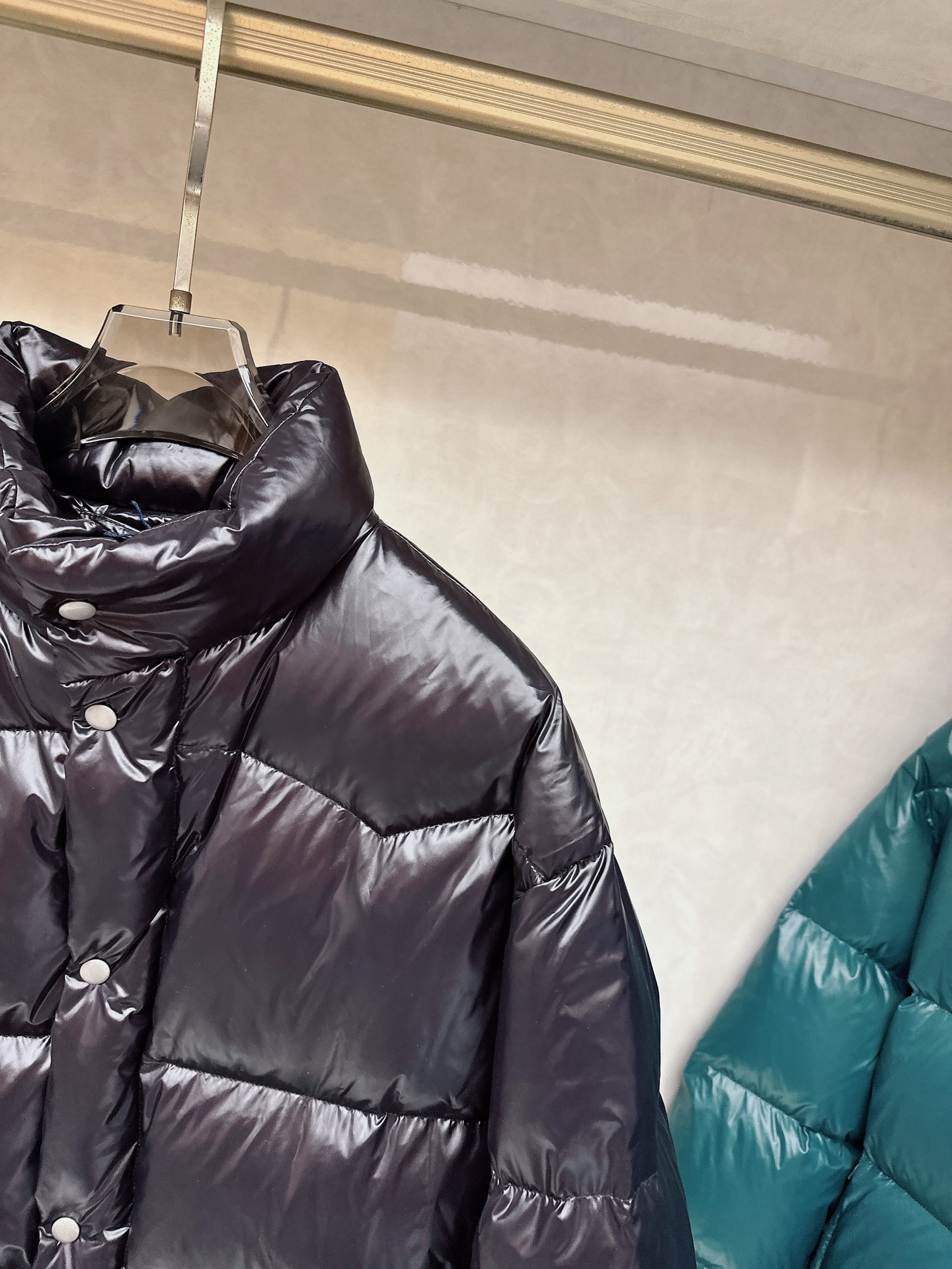 专柜新品首发 Prada 普拉达2025秋冬专柜同步新品发布，最新款羽绒服出货，全部原版购入，今年最新色