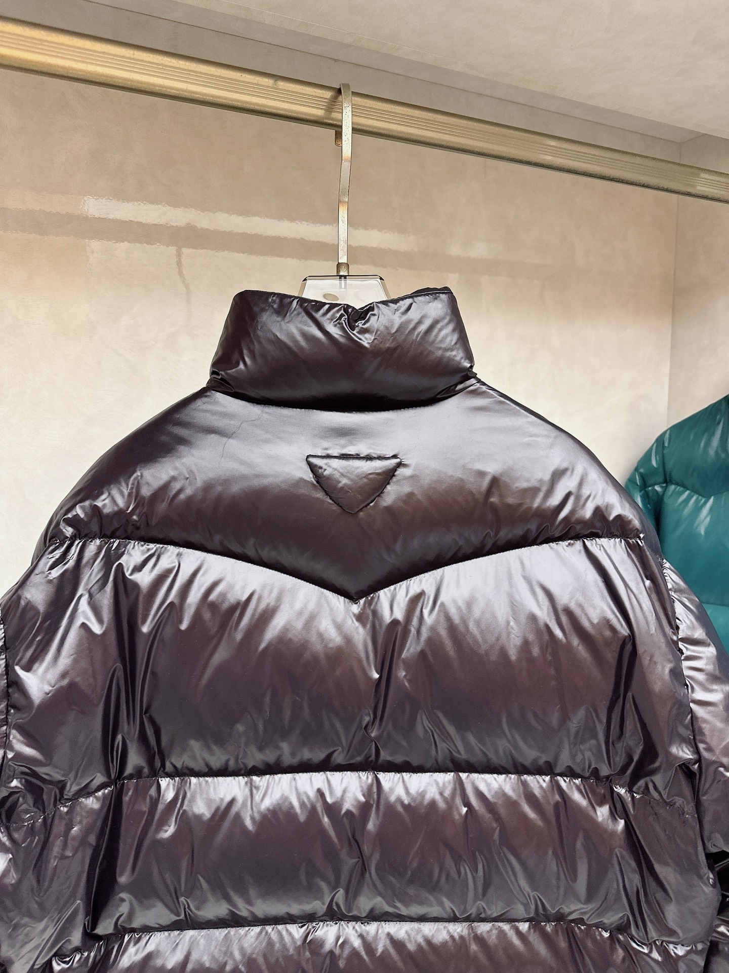 专柜新品首发 Prada 普拉达2025秋冬专柜同步新品发布，最新款羽绒服出货，全部原版购入，今年最新色