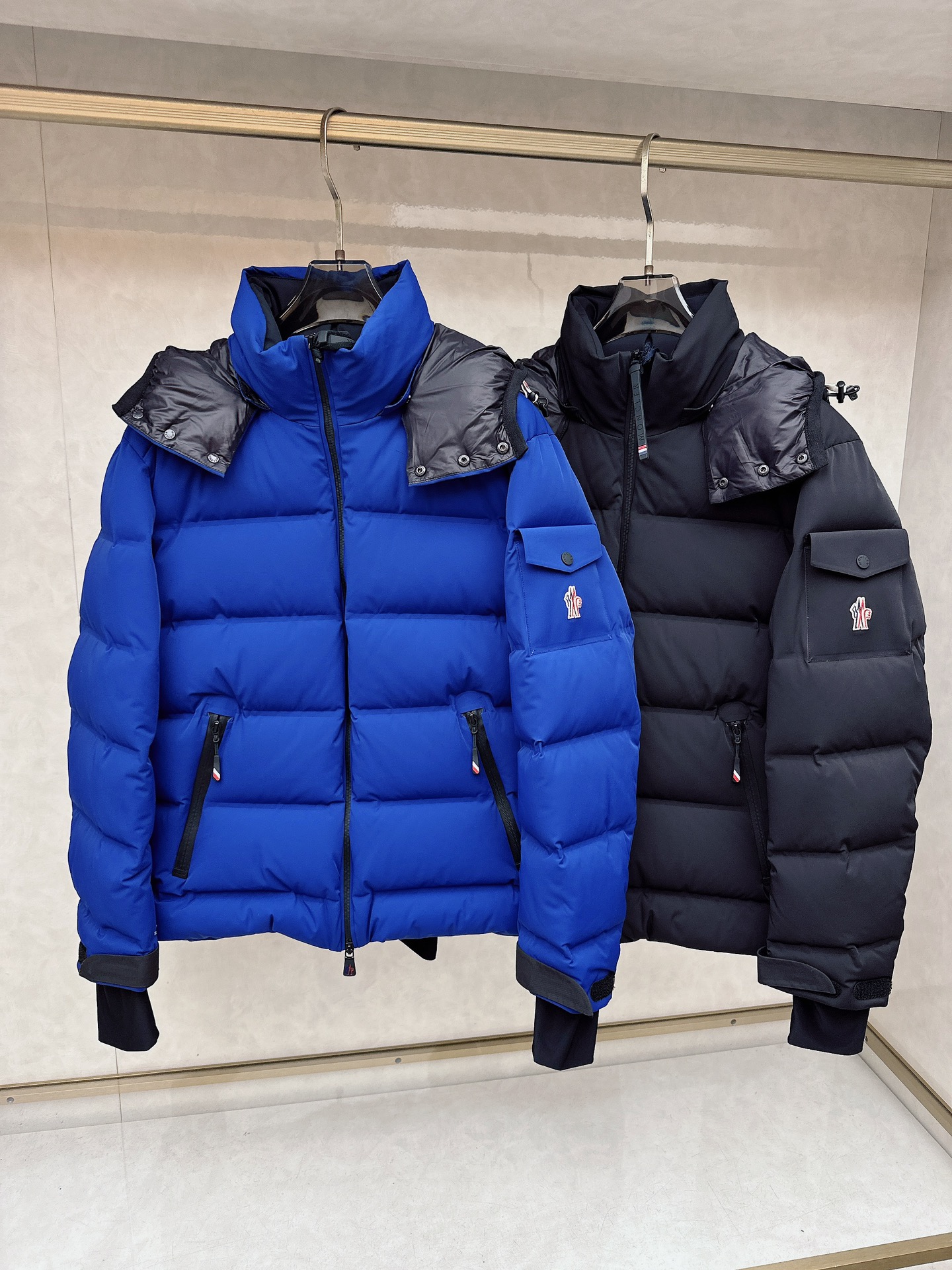 NO:661181,Special down Moncler Montgetech (limited to blue) high-end men's short down jacket. A high-end item priced at 2w at the counter. The fabric is so good that you don't want to miss it. A must-have item for high-end customers. The color is so beautiful. The tag bar code is complete and consistent with the official website. The tag has built-in NFC electronic induction anti-counterfeiting. The Montgetech men's down jacket has a casual style, integrating the excellent performance of the Moncler Grenoble series.  The Montgetech Men's Short Down Jacket is comfortable and eye-catching, adding an elegant touch to any look. Made from functional double-layer stretch nylon fabric bonded with a durable, ventilated membrane. Functional zipper closure, ski pass pocket and stretchy jersey wristbands provide comfort in all mountain sports, providing comfort in inclement weather. Details Made from double-layer four-way stretch nylon fabric Nylon lining Down filling Bonded checkered panels Removable hood with snap fasteners and adjustable drawstring  Windproof inner collar Fabric number transfer pattern YKK AquaGuard functional zipper closure Ski pass pocket with snap fastener YKK Aquaguard functional zipper exterior pocket Internal electronics pocket Internal snow lining Elastic knit wrist guards Ski pass pocket Pull tabs and tri-color detailing at cuffs Elastic drawstring hem Size : 1-5. Black, limited edition blue,,jackets & coats,jackets & coats,down jacket,hats, 19860909特级羽绒Moncler Montgetech(限定蓝色)高端男士短款羽绒夹克外套.柜台2w开外的高端单品.面料真是好的不要不要的.高端客必入单品.太漂亮这个配色. 吊牌条码款号齐全,对应官网一致.吊牌内置 NFC电子感应防伪. Montgetech男士羽绒夹克休闲款式,融合Moncler Grenoble系列的优良性能. Montgetech男士短款羽绒夹克舒适而瞩目,为造型赋予优雅风格.采用功能性双层弹性尼龙面料制成,粘合耐久通风的薄膜.功能性拉链开合、滑雪通行证口袋和弹性平纹针织护腕满足各种山地运动所需,可在恶劣天气带来舒适的穿着体验. 详情 采用双层四向弹性尼龙面料制成 尼龙衬里 填充羽绒 粘合方格块 可拆卸兜帽,搭配按扣和可调节抽绳 防风内领 织物编号转印图案 YKK AquaGuard功能性拉链开合 滑雪通行证口袋设有按扣 YKK Aquaguard功能性拉链外部口袋 内部电子设备口袋 内部防雪衬 弹性针织护腕 滑雪通行证口袋 袖口设有拉袢和三色细节 弹性抽绳下摆 Size : 1-5. 黑色,限定蓝,,jackets & coats,jackets & coats,down jacket,hats, ,Men's clothing