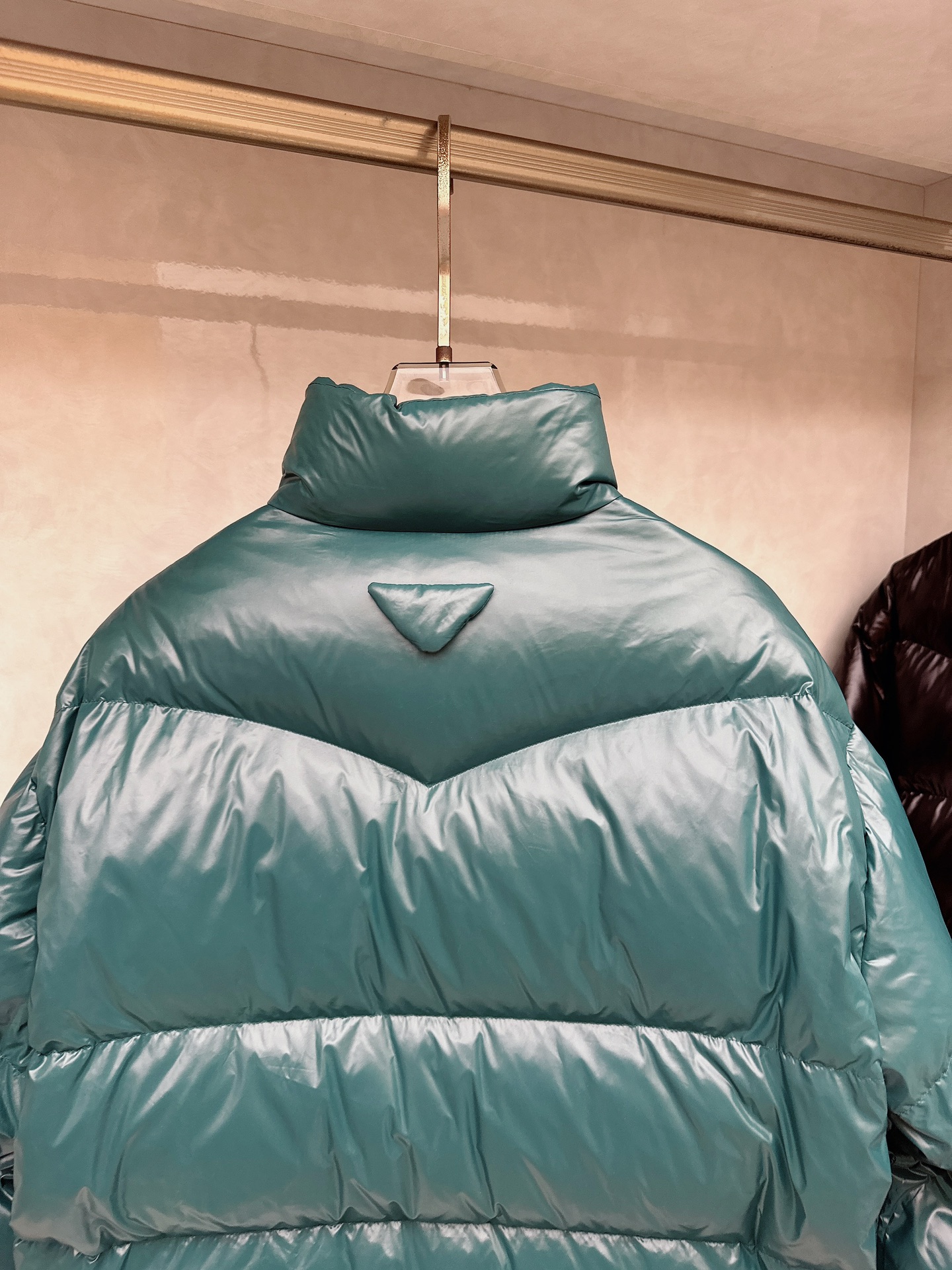专柜新品首发 Prada 普拉达2025秋冬专柜同步新品发布，最新款羽绒服出货，全部原版购入，今年最新色