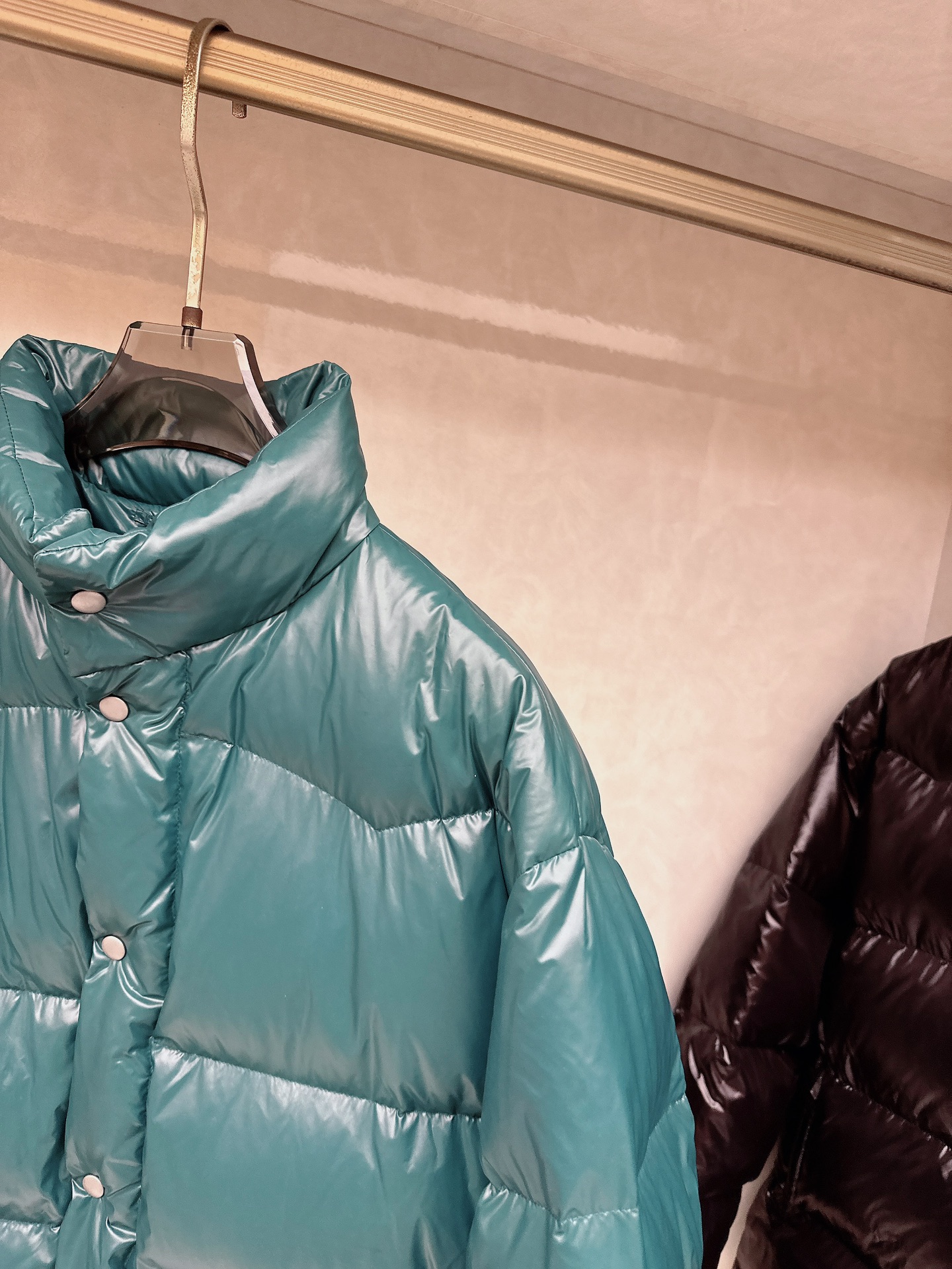 专柜新品首发 Prada 普拉达2025秋冬专柜同步新品发布，最新款羽绒服出货，全部原版购入，今年最新色