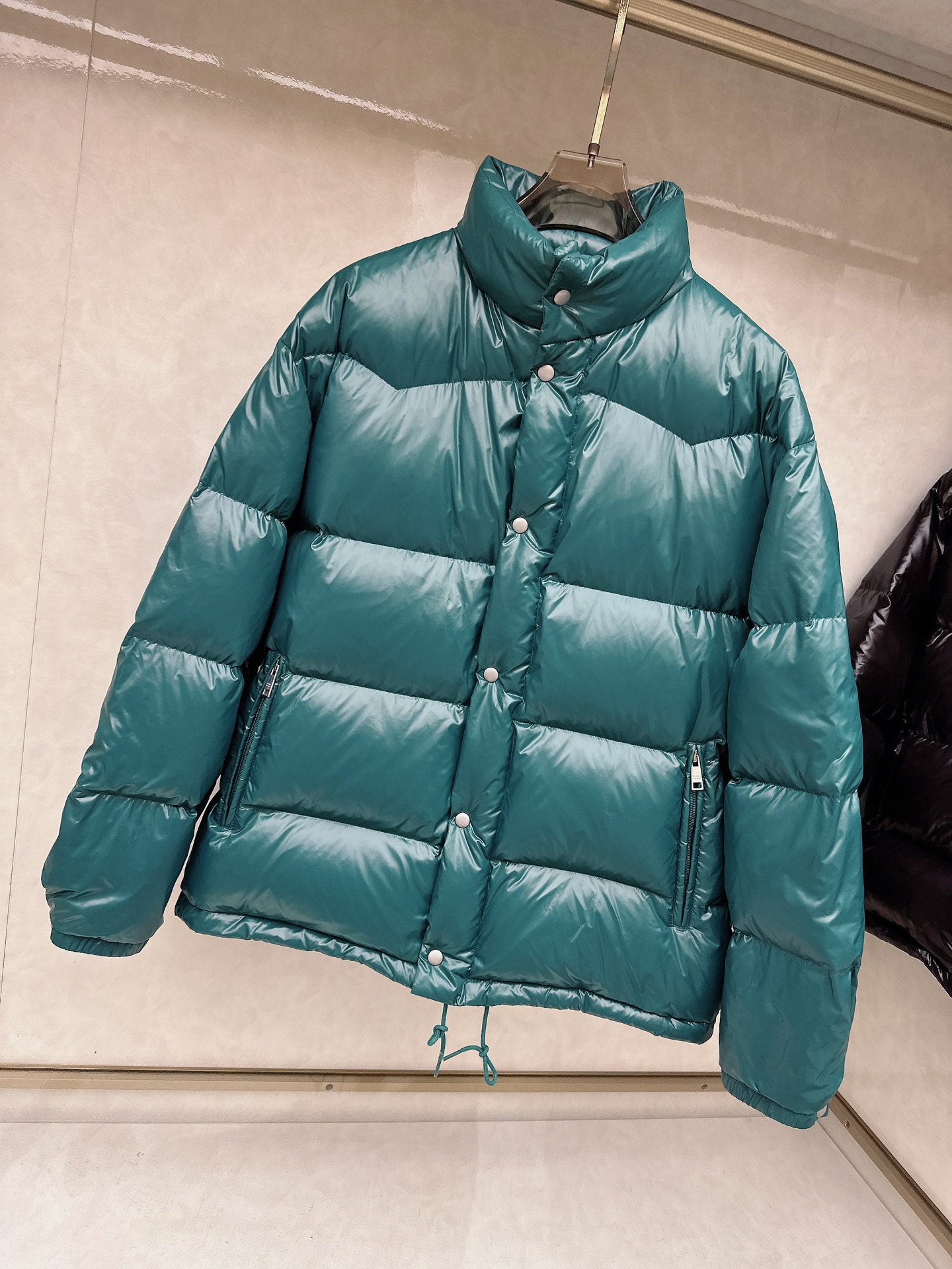 专柜新品首发 Prada 普拉达2025秋冬专柜同步新品发布，最新款羽绒服出货，全部原版购入，今年最新色