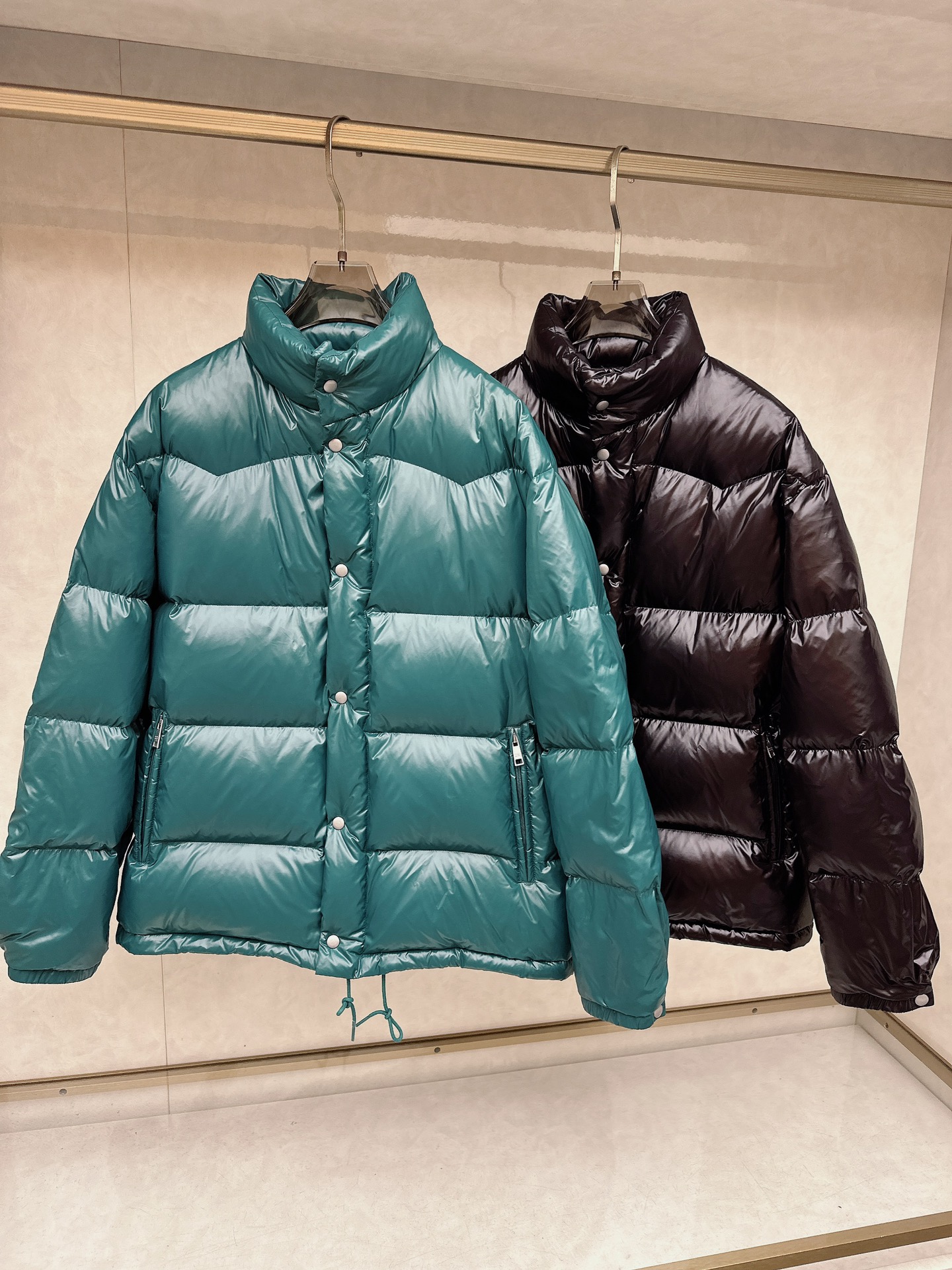 专柜新品首发 Prada 普拉达2025秋冬专柜同步新品发布，最新款羽绒服出货，全部原版购入，今年最新色