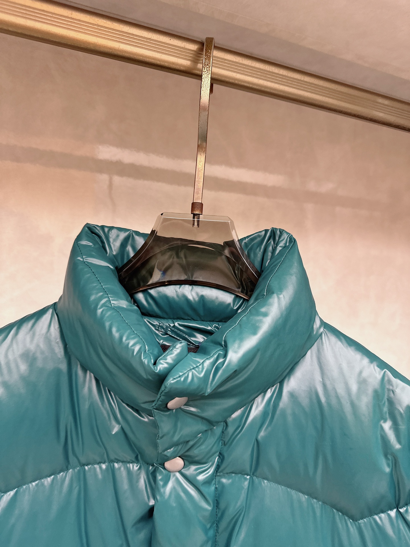 专柜新品首发 Prada 普拉达2025秋冬专柜同步新品发布，最新款羽绒服出货，全部原版购入，今年最新色