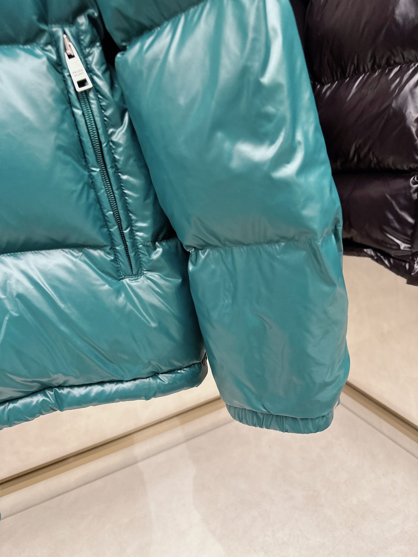 专柜新品首发 Prada 普拉达2025秋冬专柜同步新品发布，最新款羽绒服出货，全部原版购入，今年最新色
