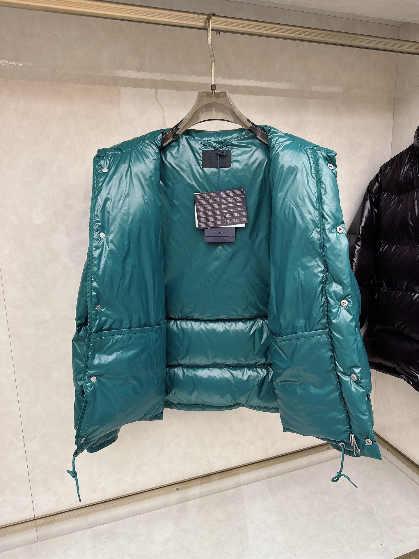 专柜新品首发 Prada 普拉达2025秋冬专柜同步新品发布，最新款羽绒服出货，全部原版购入，今年最新色